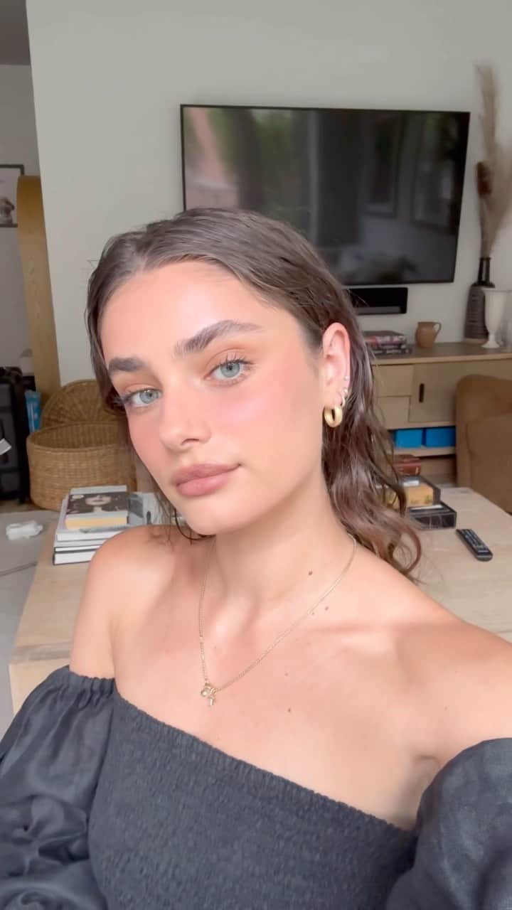 テイラー・ヒルのインスタグラム：「Been doing this routine everyday lately, obsessed with these eye and cheek colors from @nudestix and @danessamyricksbeauty. I mix 3 colors and layer them and feel like it makes the perfect blush 😊 also I use the same product on my eye and lip.  Foundation- @hauslabs shade 250 Bronzer- @nudestix in Manila  Blush- @nudestix in nude buff  Powder- @danessamyricksbeauty evolution powder in pink  Eyes and lip- @danessamyricksbeauty colorfix nudes in nude 8 Cheek - @danessamyricksbeauty dewy cheek and lip pallet, colors used- top secret and wallflower  Mascara- @caliray come hell or high water」