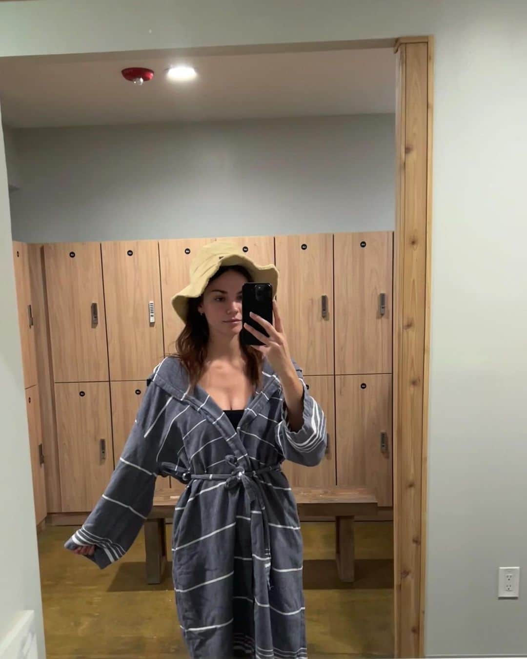 マイア・ミッチェルのインスタグラム：「Mini move. Also if I had a brand I think it would be desert mum」