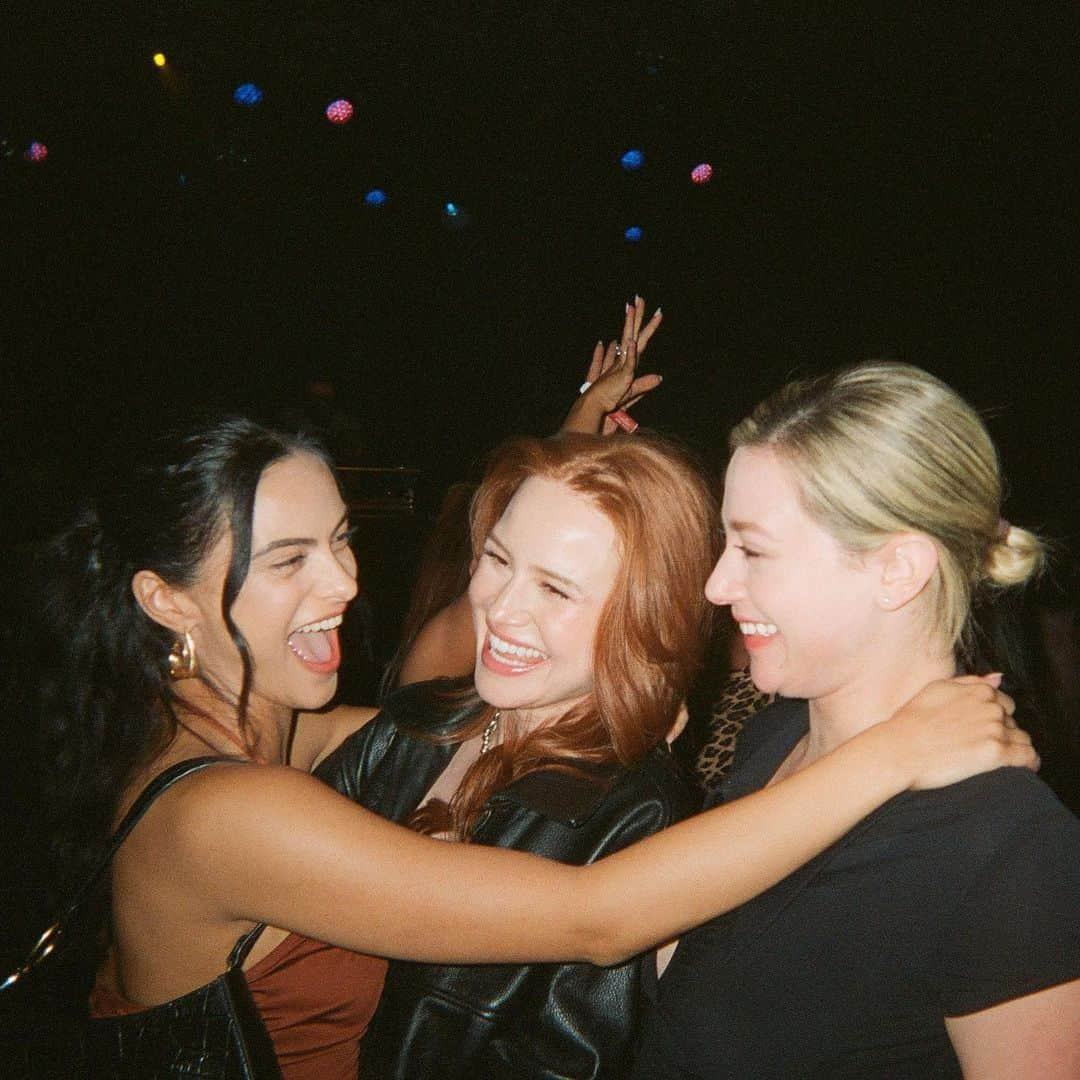 マデライン・ペッチのインスタグラム：「still wrapping my head around there being 2 days left of this 7 year journey. i love my friends 💘」