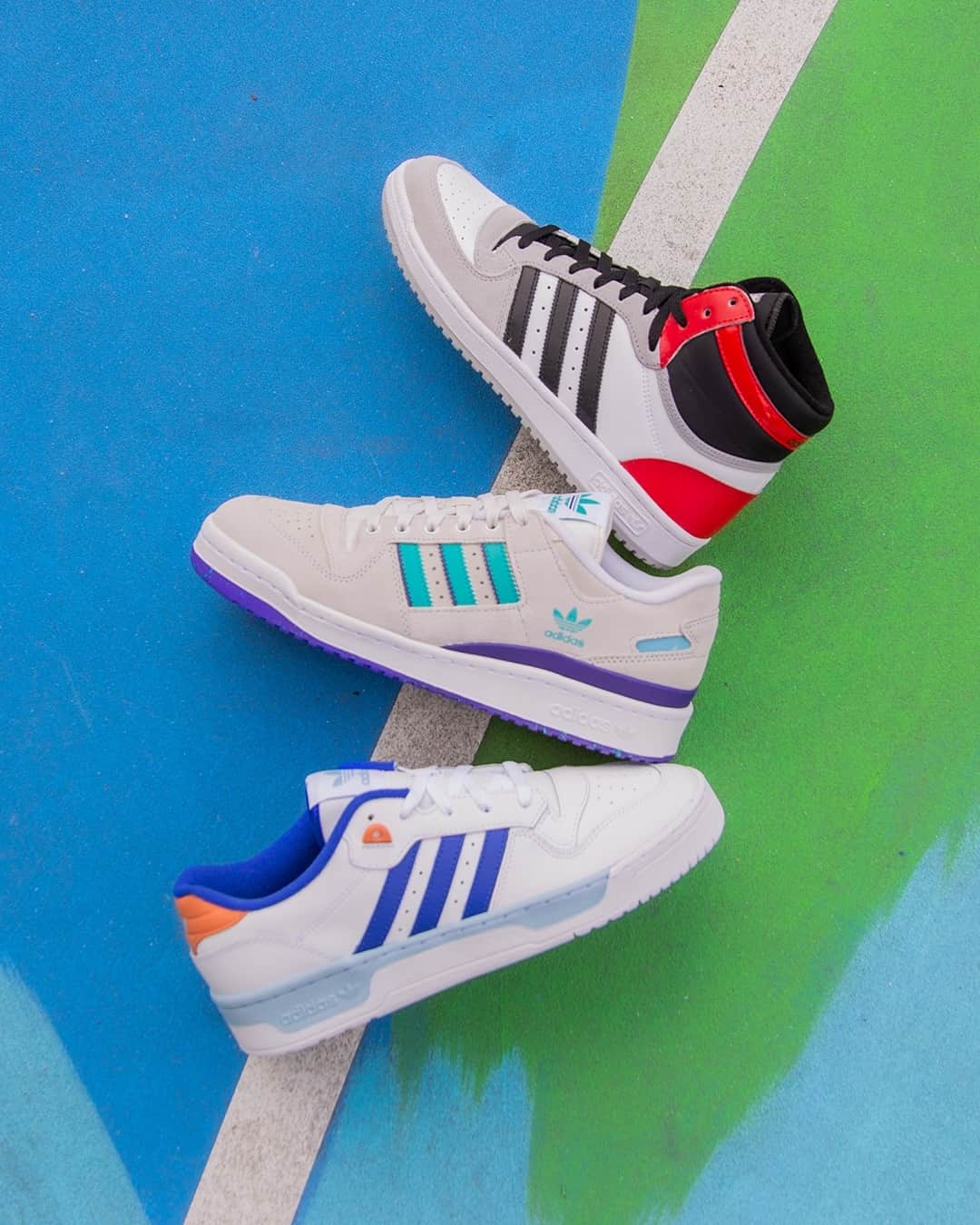 Sneaker Newsさんのインスタグラム写真 - (Sneaker NewsInstagram)「Whether you're in the game or enjoying from the sidelines, summer-time is all about basketball. @adidasOriginals has a deep archive of hoops models that level up any footwear rotation. Look no further than the Rivalry, Top Ten, and Forum. Tap the link in our bio for a full shopping guide highlighting the brand's best retro basketball footwear.」6月24日 3時38分 - sneakernews