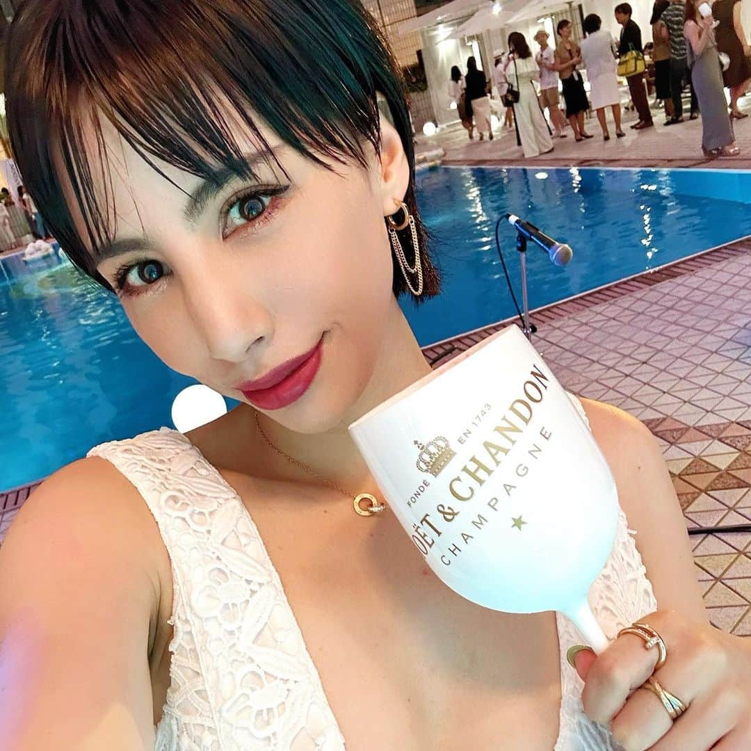 チャベス愛のインスタグラム：「. @moetchandon  "Summer Beach Club with Moët & Chandon by the skyline " . . ANAインターコンチネンタルホテル東京ガーデンプールに「モエ・シャンドン」のラグジュアリーな世界観万歳の空間が夏にOPENするので一足お先に遊びに行ってきたよ❤️🍾 . . プールとシャンパンが楽しめて🍾素敵な夜を過ごしたよ✨ また遊びに行きたいな！ . . . #Hostedby @moetchandon #MoetChandonbytheskyline #ANAインターコンチネンタルホテル東京 #moetchandon #モエシャンドン #Sponsored #DrinkResponsibly」