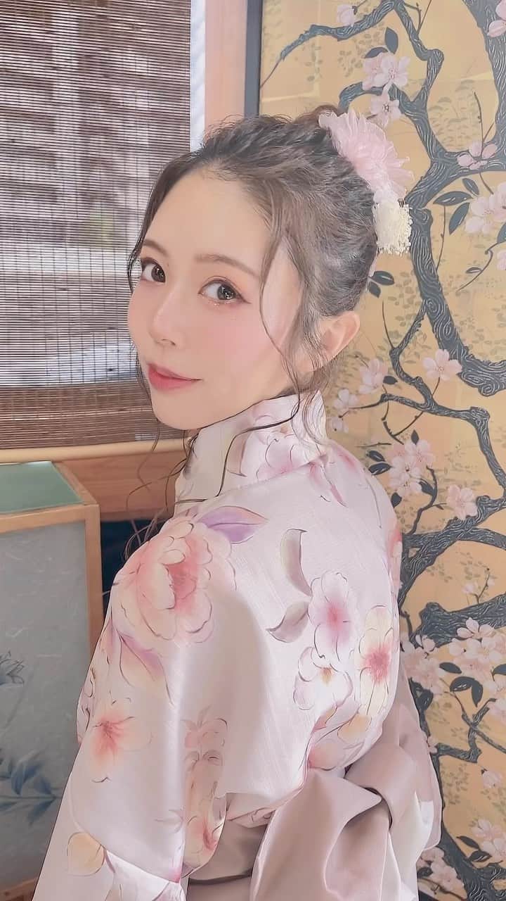 のインスタグラム：「夏先取り浴衣👘✨ 理桜って名前だから最近桜のアイテムを集めてて 浴衣も初めてピンクの桜にしてみました🌸✨ どうでしょう…？ 浴衣は　@dress_tika さん✨ シンディ一緒に選んでくれてありがとう🌸  ちなみに小さい頃は主人公の赤の戦隊ヒーローになりたかったので、 女の子！と言うイメージのピンク嫌いだったという過去があります🤣笑 今は誰でもピンク好きって言ってもいいしピンクの仮面ライダーも出たし！ いい時代になりましたね😊✨  #浴衣　#yukata #japaneseyukata #浴衣ヘアアレンジ  #浴衣女子 #浴衣ヘア #tika #夏の先取り #屋台船」