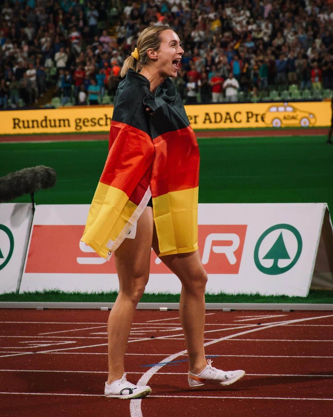 アレクサンドラ・ブルクハルトのインスタグラム：「Let the @europeangames2023 begin! First time of being team captain together with @tobiaspotye 🥹😇🇩🇪  Good luck everyone!  #teamEM #europeangames #TeamGermany #GER」