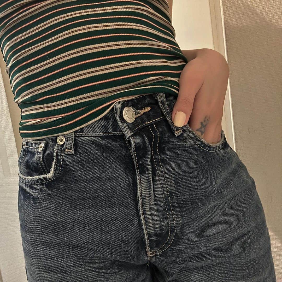 MAOIWATAのインスタグラム：「🌱🌿🍀 デニムが最近普通に履けることが幸せ🫶✨  あとキャミとかタンクトップ着すぎて もう夏に何着ていいか わからんのやけど🥹🌀  そして最近やっと 肩周りすっきりしてきた🥹💕 一時期鎖骨消えてたからww ストレッチも頑張って夏までに 少しでも… て言いながら抹茶飲む🍵😇  #産後ダイエット #産後骨盤矯正 #産後ママ #zara」