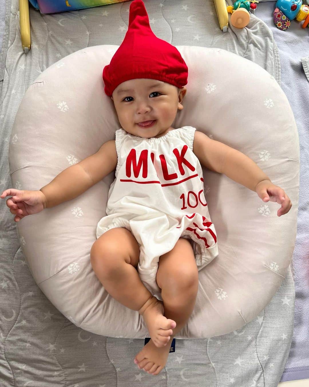 樋浦結花のインスタグラム：「・ 思い出写真🍼❤️🫰🏻  🍼マンだった日❤️ この服、涼しくていい😝🎐  1枚目　得意のスマイル！ 2枚目　オモチャに囲まれてペロッ 3枚目　オレのキメ顔だ！ 4枚目以降〜　その他  うつ伏せ大好きですぐにコロンッ！っとしちゃうけど 相変わらず寝返り返りはまだです😇❤️  腰もだいぶすわってきたけど お座りはまだちょっとぐらぐら🤭  生えてきた歯が痒くて痒くて なんでもカミカミしてるね🥹🦷💕  この前初めてお熱を出して 1日で下がったけど 次の日の夜、りっくんの頭がまた熱い！！😭💦💦💦💦💦 と1人で慌てて徹夜して心配してたけど 朝になってりっくんはケロリと笑い、熱も無くて😂 心配しすぎて幻だったのか？！ 本当に熱は出ていたのか？！ よく分からないけど、 新米ママ奮闘しています🫠🫠🫠  りっくんが元気ならなんでも良し🙆‍♀️  #生後6ヶ月 #6ヶ月ベビー #第一子出産 #寅年ベビー #新米ママ #子育てママ #令和4年ベビー #12月生まれ #親バカ部 #親バカ #ママリ #ベビフル #コドモノ #赤ちゃんのいる暮らし #赤ちゃんのいる生活 #男の子ママ #男の子ベビー #ベビスタグラム #薄毛ボーイ #薄毛ベビー」