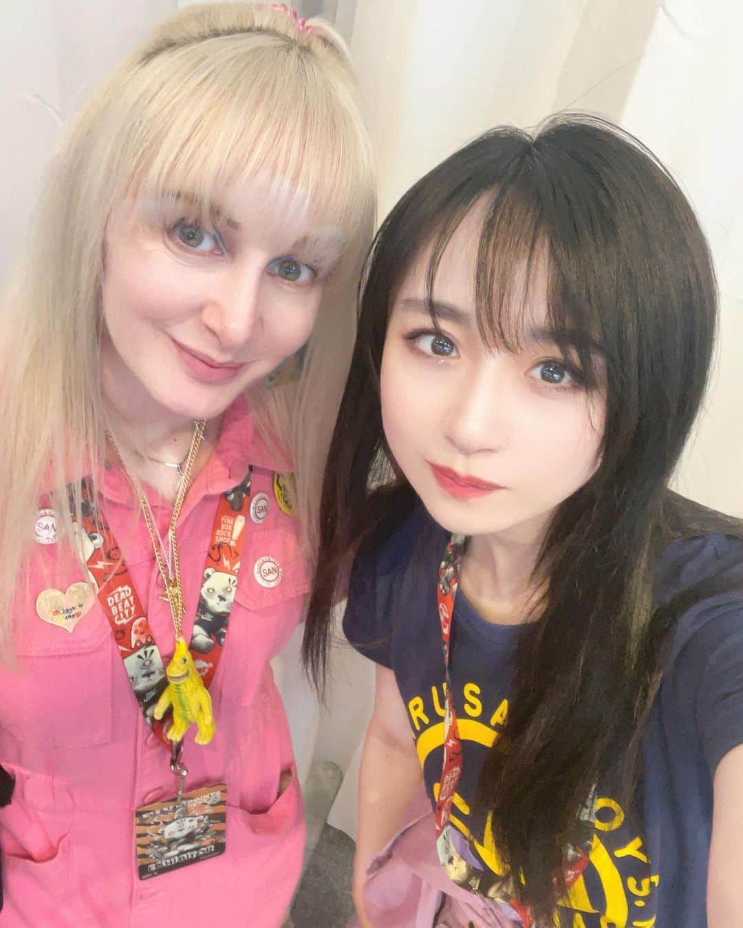 久保亜沙香のインスタグラム：「チームニューヨークのLouieちゃん🇺🇸 おそらく私のラベンダーツナギを意識してくれてるであろう手作りのバックロゴ入りピンクツナギがとってもお似合い🩷 水色のアイラインに金髪、スタイルもリアルBarbieちゃんみたいで可愛くて元気で…いつも癒される✨ 毎回コーヒー買ってきてくれて本当に優しい☕️🥹  💜 ・ ・ #asakakubo #久保亜沙香 #久保 #亜沙香 #asaka #kubo #follow  #photo #live #actress #singer #japanese #japanesegirl #japan #舞台 #舞台女優 #役者 #撮影 #写真 #フォロー #日本人 #newyork」