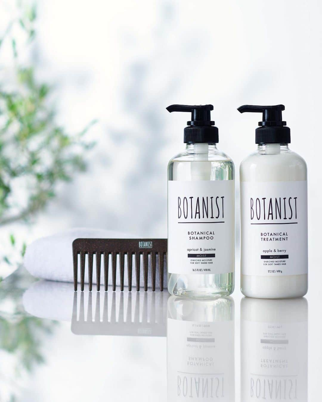 BOTANIST Tokyo（ボタニスト トウキョウ）さんのインスタグラム写真 - (BOTANIST Tokyo（ボタニスト トウキョウ）Instagram)「【オリジナル Eco Friendly ヘアコーム登場✨】 オフィシャルサイトにて、対象商品のご購入で『Eco-Friendly ヘアコーム*』プレゼント🎁  * 数量限定にて、なくなり次第終了。オフィシャルサイト限定  通常廃棄されてしまうコーヒーの豆かすを、再利用して作られたサステナブルなアイテムです☕️✨ プラスチックの廃棄量を削減するために、コーヒーを抽出した後に残る豆かすを20%配合しています。  粗目のコームは、髪への負担を抑えながら、シャンプー前やトリートメント時など、​やさしく髪をコーミングします。  コーヒー粒ならではの質感や風合いで、コームひとつひとつの表情が、わずかに異なることもポイントです。 あなただけの特別なコームで、毎日のヘアケアをお楽しみください♪  商品詳細は、プロフィールURL、またはハイライト「NEWS」リンク先から飛ぶことができます💡  #Eco_Friendly  #BOTANIST #ボタニスト #botanicalbeauty」6月23日 18時54分 - botanist_tokyo