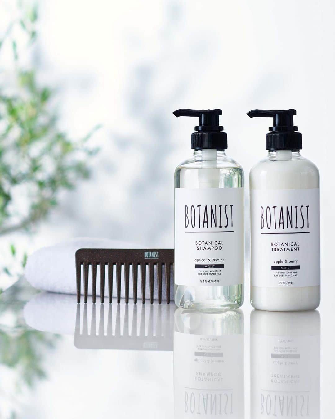 BOTANIST Tokyo（ボタニスト トウキョウ）のインスタグラム：「【オリジナル Eco Friendly ヘアコーム登場✨】 オフィシャルサイトにて、対象商品のご購入で『Eco-Friendly ヘアコーム*』プレゼント🎁  * 数量限定にて、なくなり次第終了。オフィシャルサイト限定  通常廃棄されてしまうコーヒーの豆かすを、再利用して作られたサステナブルなアイテムです☕️✨ プラスチックの廃棄量を削減するために、コーヒーを抽出した後に残る豆かすを20%配合しています。  粗目のコームは、髪への負担を抑えながら、シャンプー前やトリートメント時など、​やさしく髪をコーミングします。  コーヒー粒ならではの質感や風合いで、コームひとつひとつの表情が、わずかに異なることもポイントです。 あなただけの特別なコームで、毎日のヘアケアをお楽しみください♪  商品詳細は、プロフィールURL、またはハイライト「NEWS」リンク先から飛ぶことができます💡  #Eco_Friendly  #BOTANIST #ボタニスト #botanicalbeauty」