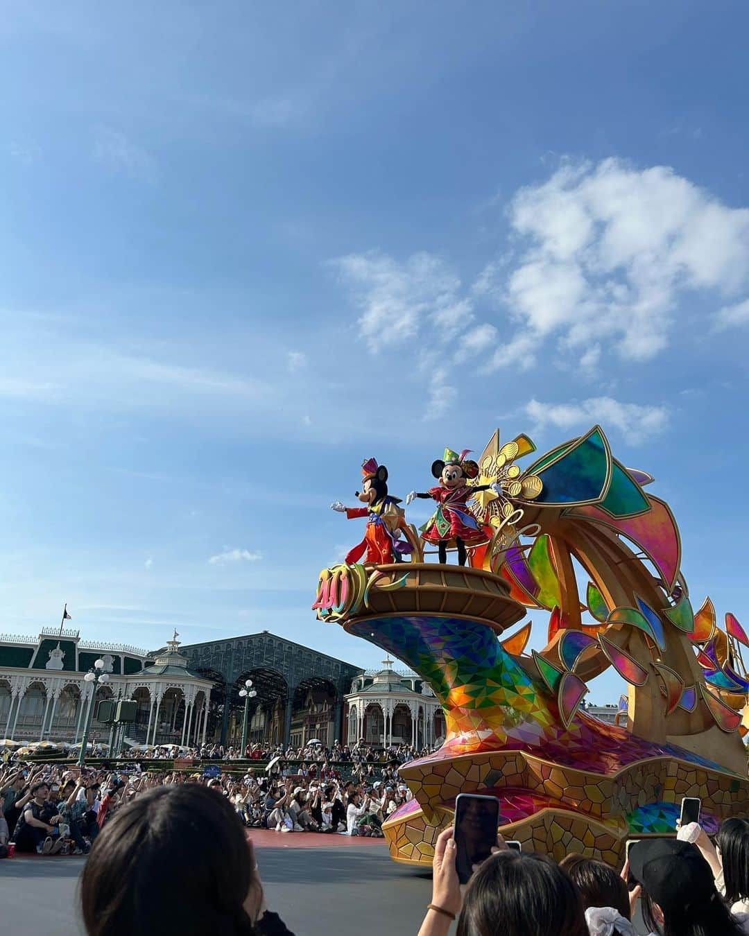 太田唯さんのインスタグラム写真 - (太田唯Instagram)「久しぶりに母と行ってきました🐭🏰🎈 ジブリパークに行きすぎてか、 内装やら小道具やらについ目がいっちゃいますね Disneyはパレードとショーが大好き！！雨降らなくてよかった🐌☔️ @tokyodisneyresort_official   . #disneyland #tokyodisneyland #ディズニーランド #異文化交流会」6月23日 18時49分 - yuiohta.official