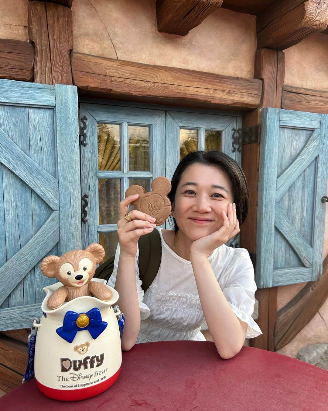 太田唯さんのインスタグラム写真 - (太田唯Instagram)「久しぶりに母と行ってきました🐭🏰🎈 ジブリパークに行きすぎてか、 内装やら小道具やらについ目がいっちゃいますね Disneyはパレードとショーが大好き！！雨降らなくてよかった🐌☔️ @tokyodisneyresort_official   . #disneyland #tokyodisneyland #ディズニーランド #異文化交流会」6月23日 18時49分 - yuiohta.official