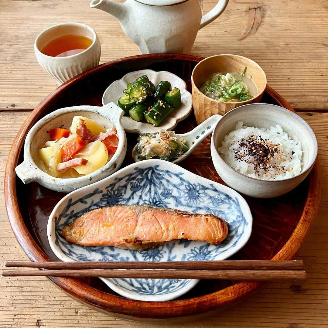 ひろσ(´～｀*)のインスタグラム：「☆ 🍴鮭の西京焼き 🍴じゃがいもとベーコンのコンソメバター煮 🍴ピリ辛じゃばらきゅうり 🍴きざみおくら 🍴切り干し大根、油揚げ、しめじのお味噌汁 ． ． きゅうりがたくさんなってきたので ピリ辛でいただきます🥒 新じゃがは材料全てをさっと炒めて ひたひたくらいのコンソメで煮て 仕上げにバターを☺️ あまりさわらないのが 煮崩れしないコツかと😉 切り干しはそのまま戻し汁ごと お味噌汁に使ってます ． ． ・・・・・・・・・・・・・・・ #常備菜#作り置き #つくりおき#ごはん#おうちごはん#手作りごはん#マカロニメイト#てづくりごはん365# からだにやさしいごはん #体に優しいごはん#うつわ好き#器好きな人とつながりたい #japanesefood #おうちカフェ#夜ご飯#夜ごはん#よるごはん#晩御飯#晩ごはん#村上直子#中西申幸 #藤野智朗 #古谷浩一#まごわやさしい  #毎日ごはん」