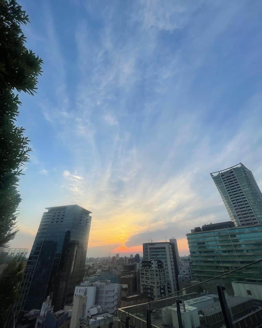 林美沙希さんのインスタグラム写真 - (林美沙希Instagram)「. 今週もお疲れ様でした☺️ なんだか吸い込まれていくような空。 またカメラで写真を撮ったので 載せますね。 週末、ゆっくり出来ますように🙌✨  #夕焼け空」6月23日 19時02分 - misaki0hayashi