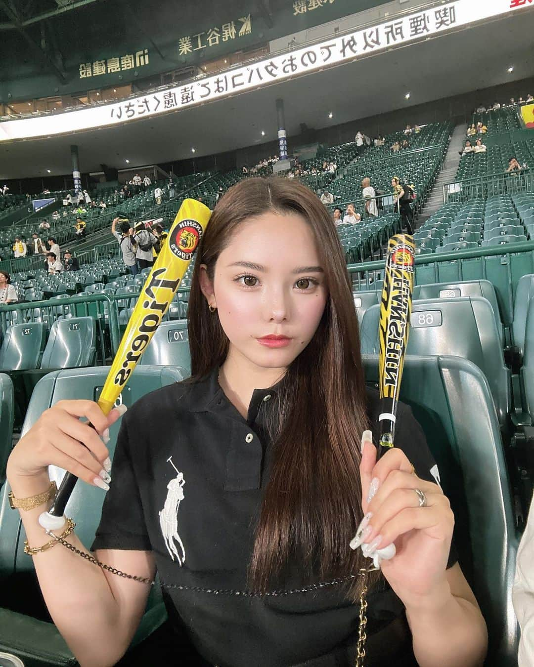 原田美優のインスタグラム：「. 初甲子園⚾️ 盛り上がってて楽しかった🫶🏻  眉毛調子良いのは @ribbon_kyoko さんのおかげ💛 明日もしっかりHBLしに行く🫨♡ . #甲子園球場  #甲子園  #阪神タイガース  #阪神  #野球  #野球観戦  #hbl  #ハリウッドブロウリフト」