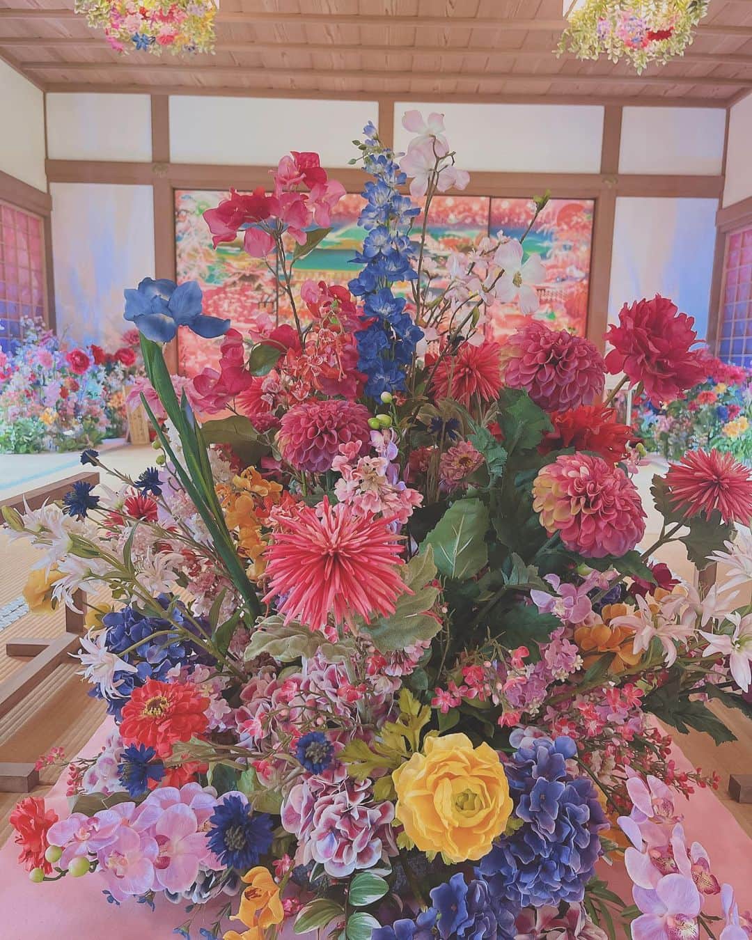 高橋里帆のインスタグラム：「随心院の『花の間』異世界の様な場所でした。  インスタ映えしそうな可愛らしい空間✨  6月30日までです。 気になる方はお早めに🏃‍♀️💨  京都は盆地で暑いと言いますが、お寺や神社、歴史的な建造物が多く、建物の中に入ると涼しいですよね。 自分の鎧みたいな物が外れるのか、気持ち的にもスーッとその場所の空気感に溶け込みタイムスリップした様な何とも言えない感覚に毎回なります。 背筋もピンっと伸び、一時的に姿勢が良くなりました。仕事で来たとはいえ良い京都でした。 プライベートでも子供と来たいです✨  #京都#ロケ#お仕事#花の間#随心院#インスタ映え#京都旅行」