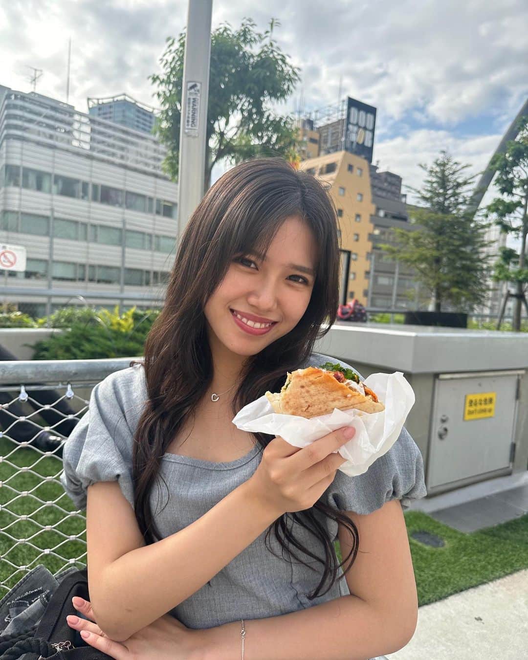 増田小春のインスタグラム：「食べることが大好きなのですっ🙈  🌮: @valleyparkstand  👗: @emoda_official  💎: @tiffanyandco   #宮下パーク #カフェ #cafe #shibuya #miyashitapark #fashion #makeup #こはる #ate #emoda」