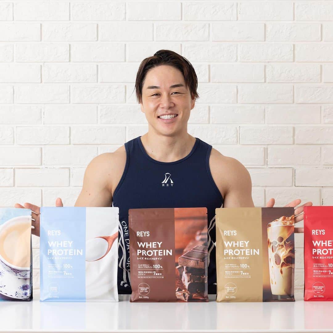 山澤礼明のインスタグラム：「【重大発表】 1kg最安2166円~（2339円税込）でREYSホエイプロテイン新発売！！  皆様。遂に念願のREYSプロテインが発売スタートしました✨  【全5種類】 チョコレート カフェオレ ミックスベリー ヨーグルト ロイヤルミルクティー  [ご購入についてのご案内] 定価は2980円（3218円税込）となります。 Amazonページにあるクーポンを使用していただくと2315円（税込2500円)でご購入いただけます。さらにそこから定期便を選ぶと1kgあたり2166円（2339円税込）で購入可能となります。  また1人でも多くの方にご購入いただきたいためクーポンの利用につきましては1フレーバー1個限定とさせていただきますことをご了承下さい。  『今まで飲んだプロテインの中で一番美味しい』一トレーニーとして心からそう思える美味しさを実現させることが出来ました。  価格につきましては、私が調べた限り1kg販売のプロテインでREYSが最安値です。  一人でも多くの方に低価格×高品質のプロテインを飲んで頂きたいという思いで今私がやれる精一杯を出し切れたなと思っております。  『日本一多くの方に愛飲されるプロテインを作りたい』という夢を抱き、長い年月をかけてやっと発売まで辿り着くことが出来ました。  これはYouTubeを見てくれる皆様や応援してくれる皆様、支えてくれる沢山の仲間がいてこその実現です。  本当にありがとうございます。  でわ！！私山澤の超自信作。 是非飲んでみてね✨✨✨  #山澤礼明#プロテイン#REYS#筋トレ#ジム#フィットネス」