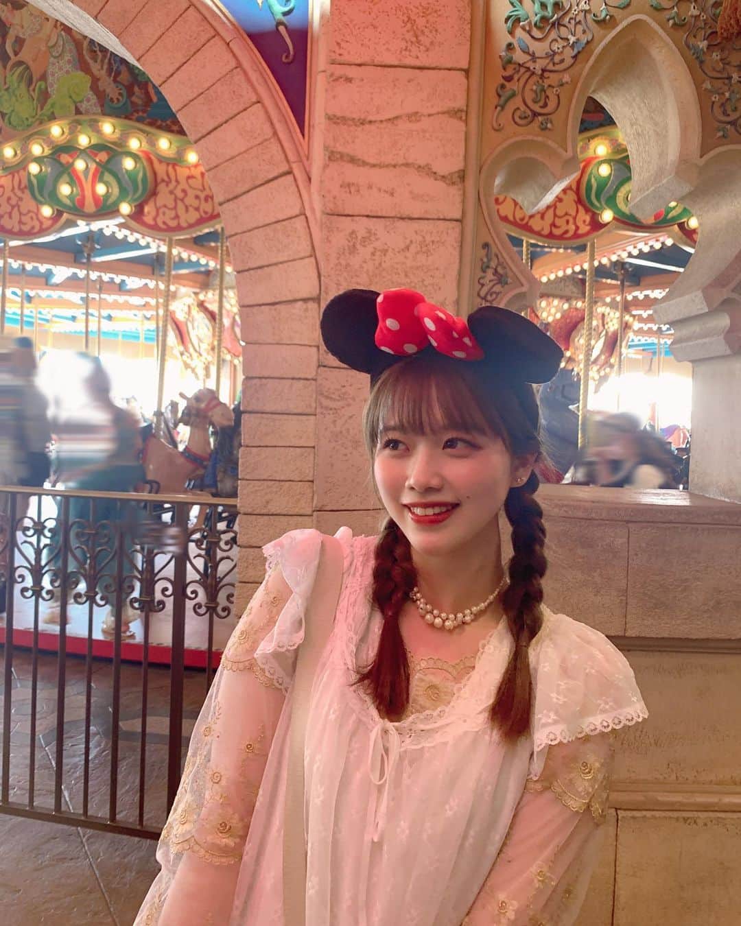小林萌花のインスタグラム：「🎹🎹🎹  高校の時ずっと一緒にいたお友達と超久しぶりに遊んできた🐭💚  #disney#disneysea#ディズニーシー#ディズニーコーデ#古着#vintage」