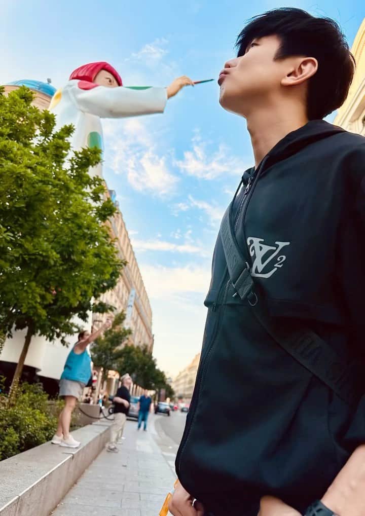 林俊傑のインスタグラム：「倒數一小時！來補個妝！ An hour before show, just one last thing…」