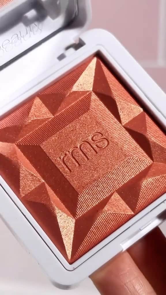 rms beautyのインスタグラム：「. ハイドラパウダーブラッシュ『マイタイ』は 太陽に照らされた柑橘系のコーラル。 これからの季節におすすめのカラー🌞  絶妙な色合いにプラスして ハイライターのようなツヤ感やラメ感、 立体的な輝きも演出。  いつものパウダーチークとは一味違った 仕上がりをお楽しみいただけます✨  チークだけでなく、アイシャドウとしても🙆‍♀️  ■ハイドラパウダーブラッシュ（全6色） ￥4,400 (税込)  取り扱い店舗🛒 公式オンラインストア・Make↗Kitchen・ CosmeKitchen・ZOZOCOSME  #rms #rmsbeauty #rmsbeautyjapan #アールエムエス #ハイドラパウダーブラッシュ #パウダーチーク #チーク #ハイライター #夏コスメ #夏メイク #ナチュラルコスメ #クリーンビューティ  #cosmekitchen #コスメキッチン #makeupkitchen #メイクアップキッチン #zozocosme」