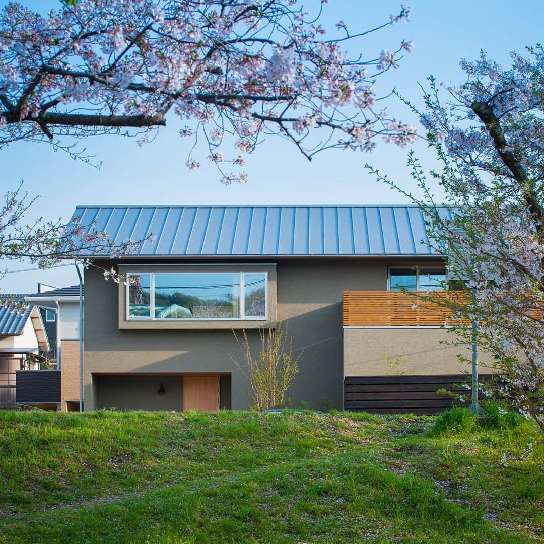 コラボハウス一級建築士事務所さんのインスタグラム写真 - (コラボハウス一級建築士事務所Instagram)「桜＋土手＋２階リビング 土手下に建つ家は、2階にリビングを配置。 春になれば横長の窓一面に桜の景色が広がる。 ---------------------------------------------------- コラボハウスは 設計士と直接話して家づくりをする設計士事務所です。 「住みやすく使いやすい、ちょっとカッコいい家」を コンセプトに家づくりのお手伝いをしています。 土地探し、間取りづくり、デザイン、家具選び 資金計画、工事、メンテナンスまで設計士に全部お任せ。 DMやHPからお気軽にお問い合わせください。 ------------------------------------------------------ #外観デザイン #ファサード #塗り壁 #切妻屋根 #桜 #エントランス #庭のある暮らし #無垢床 #2階リビング #アイランドキッチン #寝室 #板塀 #障子 #トイレインテリア #造作 #キッチン収納 #自分らしい暮らし #デザイナーズ住宅 #注文住宅新築 #設計士と直接話せる #設計士とつくる家 #コラボハウス #インテリア #愛媛 #香川 #岡山 #大阪 #徳島 #秋田 #マイホーム」6月23日 19時00分 - collabo_house