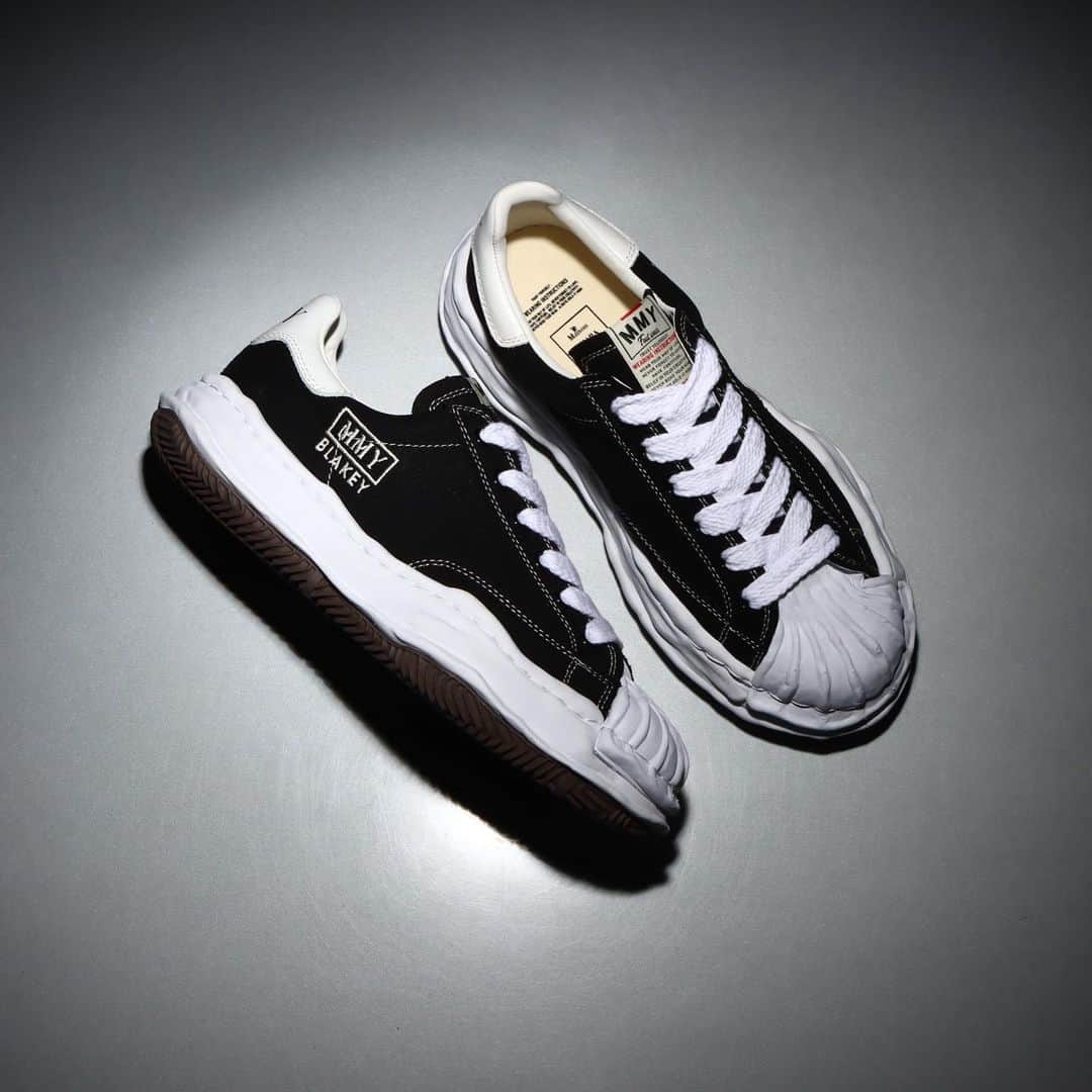 のインスタグラム：「.  Maison MIHARA YASUHIRO "BLAKEY" LOW CANVAS  A08FW735-BLACK  A09FW732-BLACK  A09FW732-WHITE  ￥35,200 (tax included) Maison MIHARA YASUHIROのOG SOLE SNEAKERシリーズの"BLAKEY" の定番ローカットキャンバスモデル。  ボコボコした手作り感のあるソールは、デザイナー三原氏が「粘土を使用し手作りでベースの型を作った」というボリューム感のあるオリジナルソールが特徴のスニーカー。  【展開店舗】 atmos銀座 atmos表参道 atmos千駄ケ谷 atmos新宿 atmos心斎橋 atmos博多 atmos-tokyo.com  A08FW735-BLACK  A09FW732-BLACK  A09FW732-WHITE  ￥35,200 (tax included) A classic low-cut canvas model of "BLAKEY" from Maison MIHARA YASUHIRO's OG SOLE SNEAKER series.  The rugged handmade sole is a sneaker featuring an original sole with a sense of volume that designer Mr. Mihara "made a base mold by hand using clay."  [Development stores] atmos ginza atmos Omotesando atmos sendagaya atmos shinjuku atmos shinsaibashi atmos Hakata atmos-tokyo.com  #atmos #miharayasuhiro」