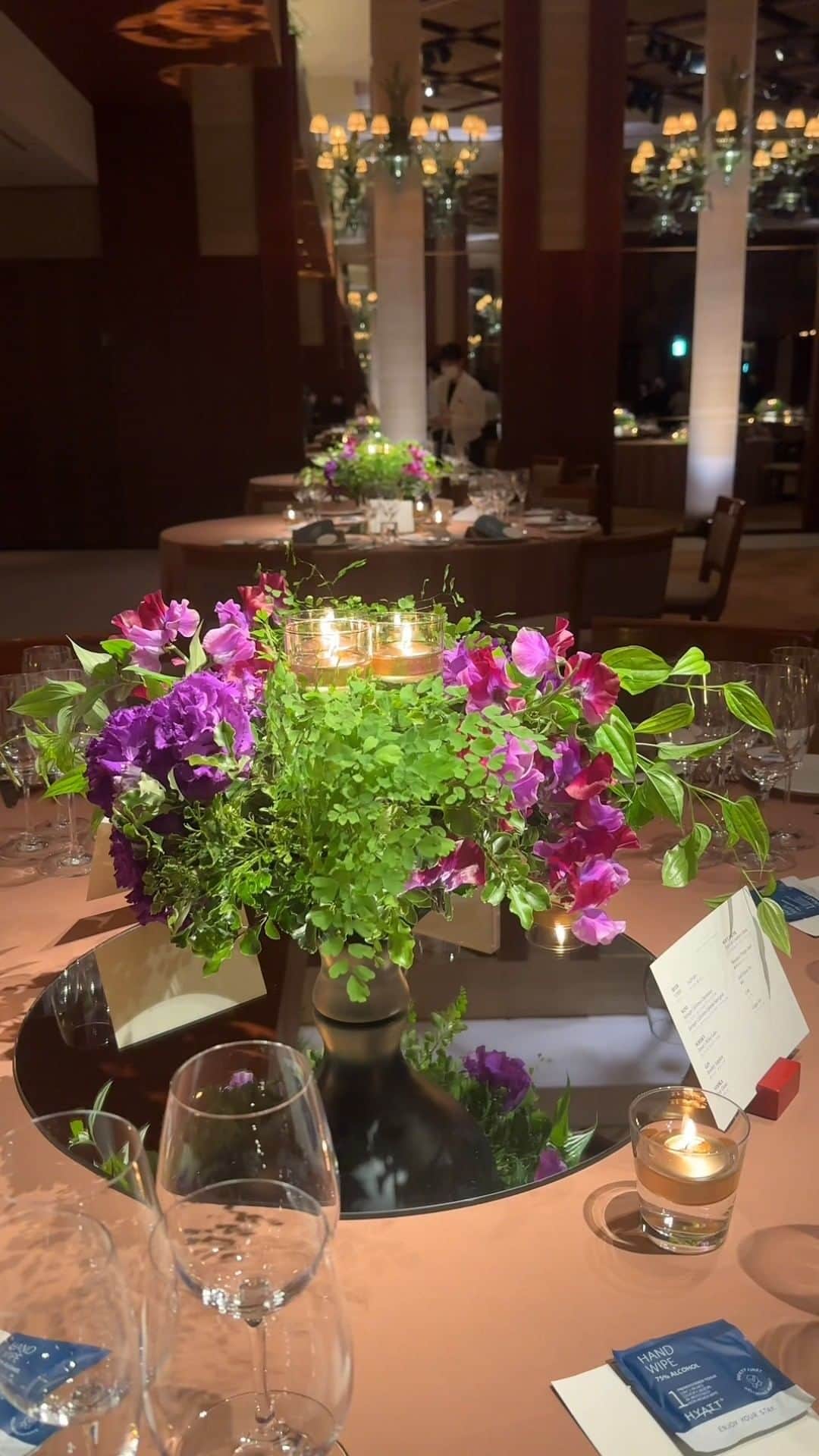 のインスタグラム：「Our bespoke wedding service ensures your wedding day, ceremony, and reception is a celebration reflecting your personal taste and style. So make your special day the beginning of a lifelong dance of love and friendship.  ふたりらしさを表現したオリジナリティ溢れる結婚披露宴は、新郎新婦だけでなくご家族やゲストの心にも深く刻まれる特別な1日。祝福と幸福に満ちた時間が、かけがえのない思い出に。  Share your own images with us by tagging @parkhyatttokyo  ————————————————————— #parkhyatttokyo #parkhyatt #hyatt #luxuryispersonal #parkhyatttokyowedding #wedding #weddingreception  #weddingceremony #timelesslove  #パークハイアット東京 #パークハイアット東京ウエディング #ウエディング #結婚式 #披露宴 #ウェディングレセプション #パークの花嫁 @parkhyatttokyowedding  @geometricgreen_wedding  @yuji_kobayashi_」