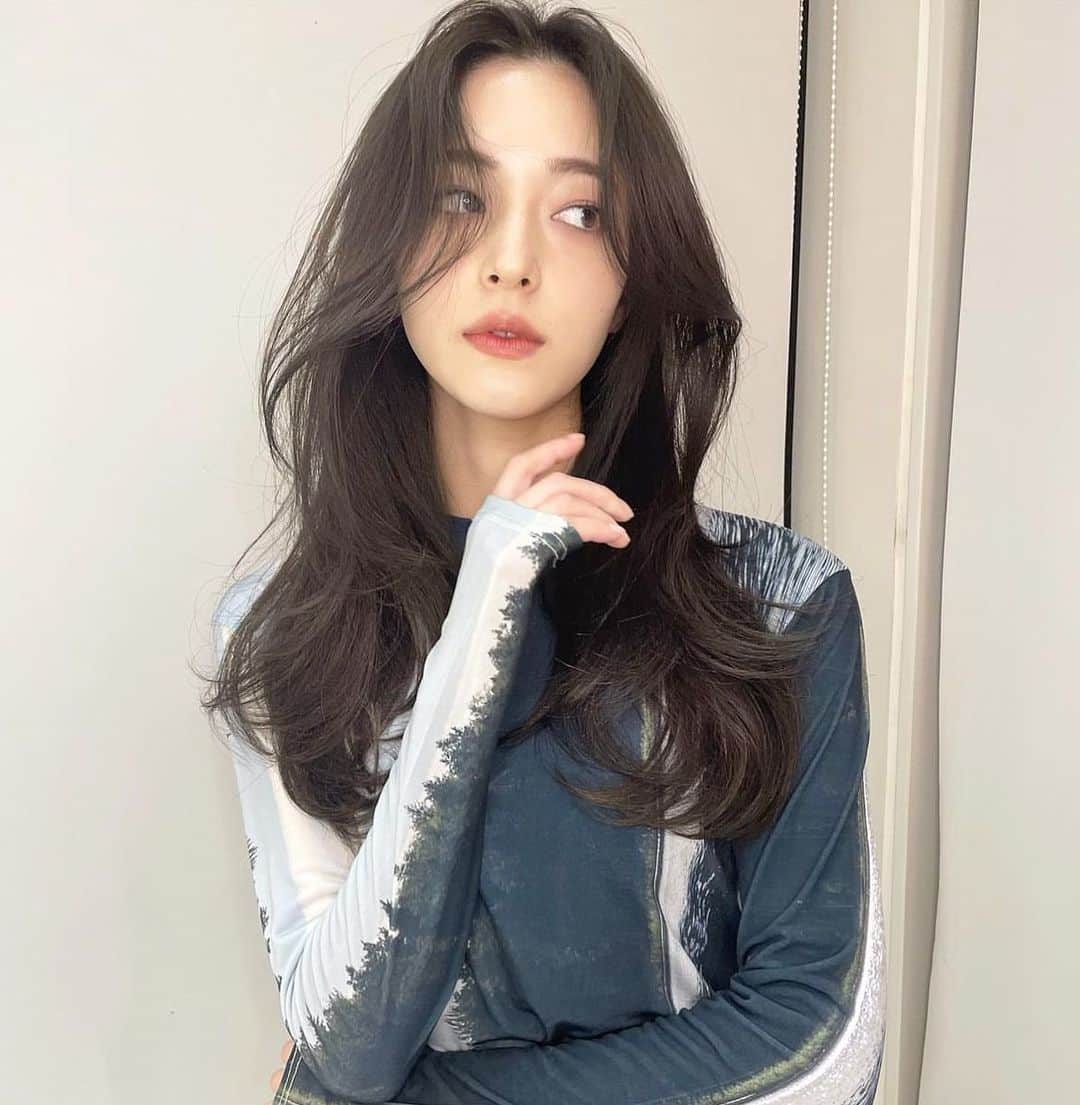 原涼香のインスタグラム：「大人気グレージュ🩶🩶 に #레이어드컷 が今っぽ韓国スタイル🫶🏻🇰🇷 ㅤㅤㅤㅤㅤㅤㅤㅤㅤㅤㅤㅤㅤ おすすめmenu♡ ☑︎カット ☑︎プレミアムケアカラー ☑︎HITAトリートメント ㅤㅤㅤㅤㅤㅤㅤㅤㅤㅤㅤㅤㅤ ㅤㅤㅤㅤㅤㅤㅤㅤㅤㅤㅤㅤㅤ  #SHIMA#韓国ヘア#韓国スタイル#レイヤーカット#ワンホンヘア#ワンホン#ダークトーン#網紅#初カラー#暗髪#ベージュカラー#ラベンダーカラー#グレージュ#オリーブカラー#透明感カラー#銀座美容院#銀座美容室#美容師#시스루뱅#레이어드컷#koreanhair」