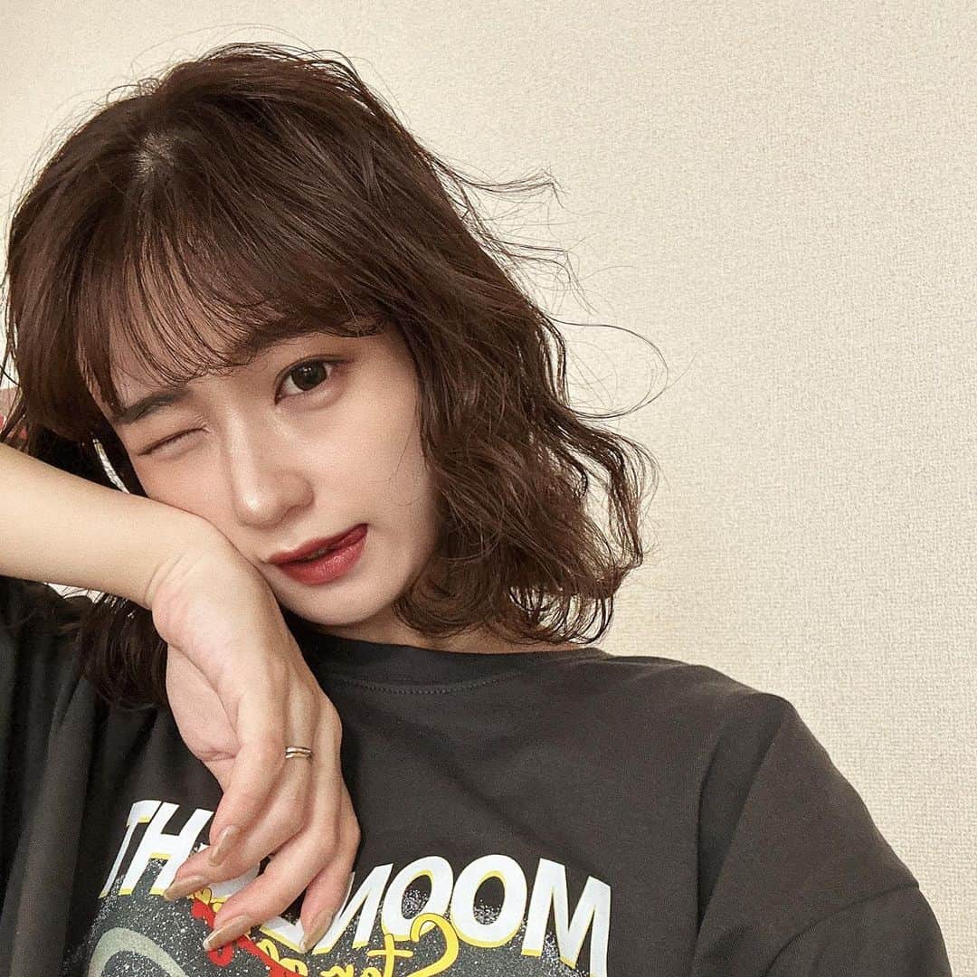 のインスタグラム：「今日のおメイク🤤❤️ デジャヴュの極細クリームペンシルを 新調したのでダークブラウン使ってお顔作った😃🔥  この色味は肌馴染みも良くて どんなメイクにも合うから最近お気に入り！  さっとなめらかなアイラインを 目の際も極細ラインが簡単に描けるし 持ちがよくて、にじまないから この夏めっちゃ使いそう〜💪🏼💪🏼💪🏼  いつもアイラインもマスカラも 圧倒的にブラウン派なので嬉しい🫠♡  全国のドラッグストア、大型スーパー バラエティストア、イミュECで販売されてるそうです✨  #PR #デジャヴュ#極細クリームペンシル #アイメイク #アイライナー  #アイライン #ペンシルアイライナー　#メイク動画　#アイメイク動画　@dejavu_official.jp」