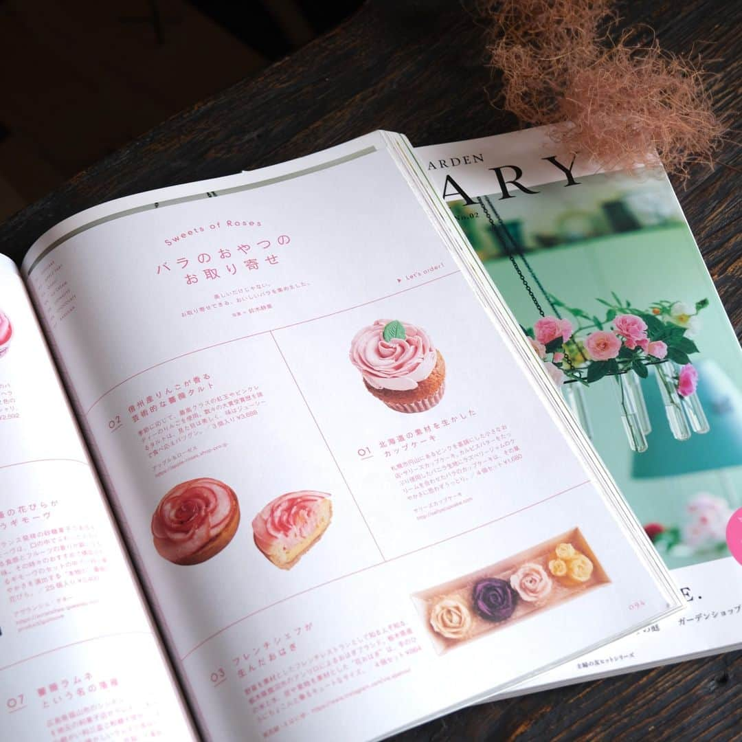 手紙社さんのインスタグラム写真 - (手紙社Instagram)「【雑誌『GARDEN DIARY No.02』発売中！】 第2号目が、全国の書店やamazonなどにて発売中です！　今号のテーマは「NO ROSE, NO LIFE.」。バラの大特集です！　本誌では”本物のバラ”だけでなく、バラのおやつもご紹介しています。バラ香るギモーヴや花弁の重なりが見事に表現されたタルト、カップケーキ、おはぎなど...。春バラが終わったこの時期も、バラモチーフのアイテムを取り入れて暮らしを彩りましょう！  【雑誌『GARDEN DIARY No.02』】 発行日：2023年3月13日 ページ数：オールカラー160p＋2つのとじ込み付録 版型：297mm（天地）×223mm（左右） 定価：本体価格1400円（税込1540円） 発行：手紙社 販売：主婦の友社 取り扱い店：手紙社の各店舗、月刊手紙舎、全国の大型書店、バラの家オンラインショップ、amazonなど  詳しくは▶︎「手紙社公式webサイト」ニュース＆トピックス内「雑誌『GARDEN DIARY』no2が発売できました！」へ  #手紙社 #手紙舎 #tegamisha #GARDENDIARY #ガーデンダイアリー #庭 #庭づくり #庭のある暮らし #手作りの庭 #バラ #おやつ #雑誌 #ガーデン雑誌 #ガーデン #主婦の友社」6月23日 19時11分 - tegamisha