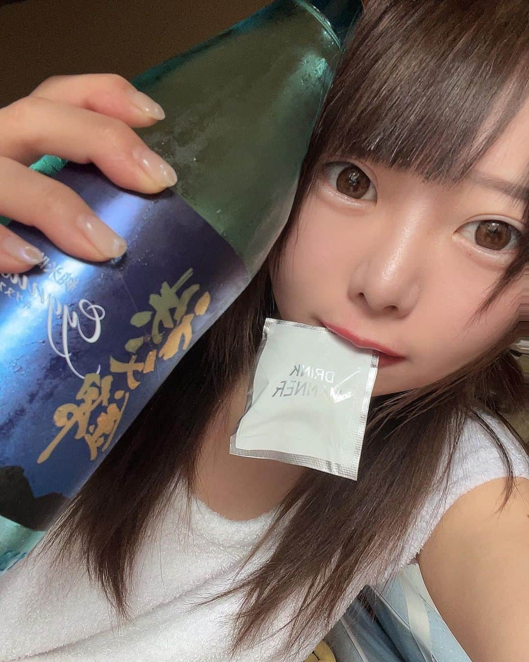 杏ちゃむのインスタグラム：「唎酒師、日本酒ソムリエ🍶プロレスラーのお酒事情〜✨  結論:最近試合もお酒も忙しいです笑  集まりや営業、飲みに行く、でも次の日試合、なんてザラよザラ！！  そこでいつも心配なのが二日酔い。 たまたま購入した二日酔い防止、大人のドリンクマナーが守れるサプリヤバすぎ😂  ✨#DRINKMANNER✨  肝臓にしっかり届いてアルコール分解してくれるしマジで無理って時は途中で追加して飲んでいいらしい。お守りすぎる！  お酒の前にコレ飲んで、いざ酒の戦場へ！！  ※ちなみにDRINKMANNER は飲む点滴って言われてるから美容サポートでも飲める最＆高♡  #DRINKMANNER #飲む点滴 #二日酔いに効く #二日酔い対策 #飲み歩き #美容 #飲酒でハッピー #プロレスラー  #唎酒師  #酒スタグラム #のみすたぐらむ」