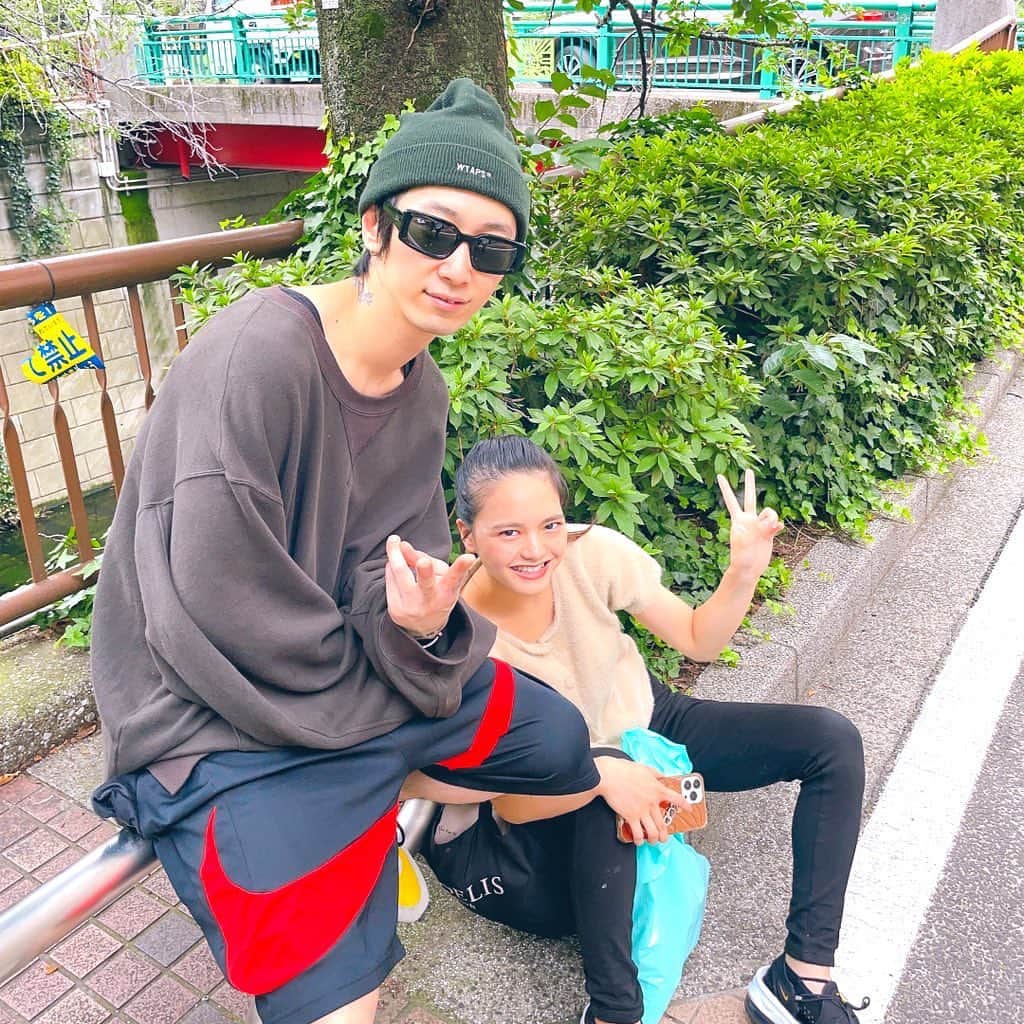 加藤 聖也のインスタグラム：「. 中目黒でさくらと遭遇した休日🤭 久しぶりで嬉しい気持ち🫰🏻 #さくの最近のお話し笑った🤣 #またゆっくり集合で🫡 #妹 #sis #いつも付けてたサングラス最近無くしたので新調 #RayBan #Nike #WTAPS #VICTIM #fashion #street #cordinate #oversize」