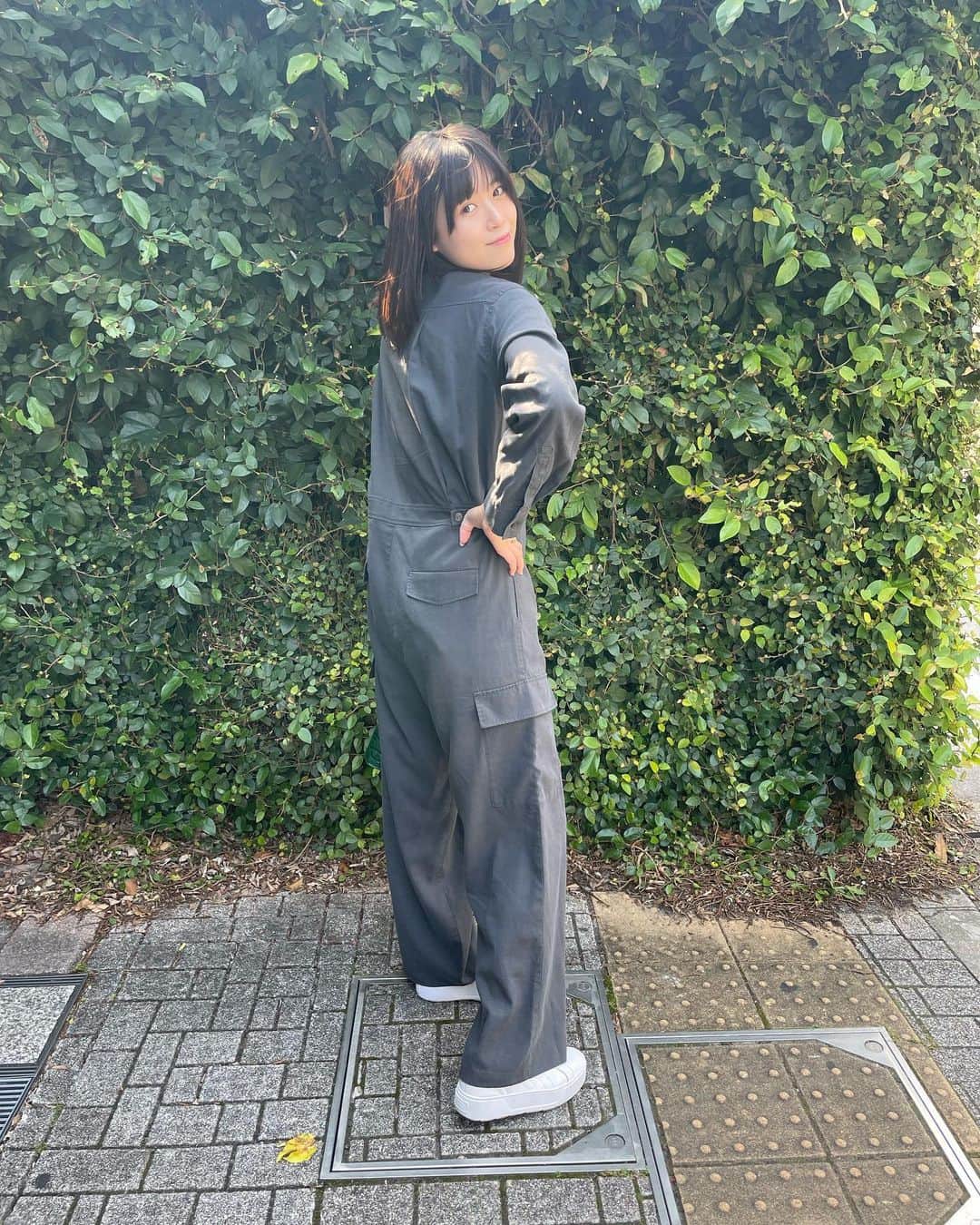 北向珠夕のインスタグラム：「一枚でラフに決まるジャンプスーツ📷 生地がサラサラで着心地抜群じゃ〜😳  弘恵さんとspickandspanさんのコラボ👀  #井桁弘恵 さん #spickandspan #collaboration」