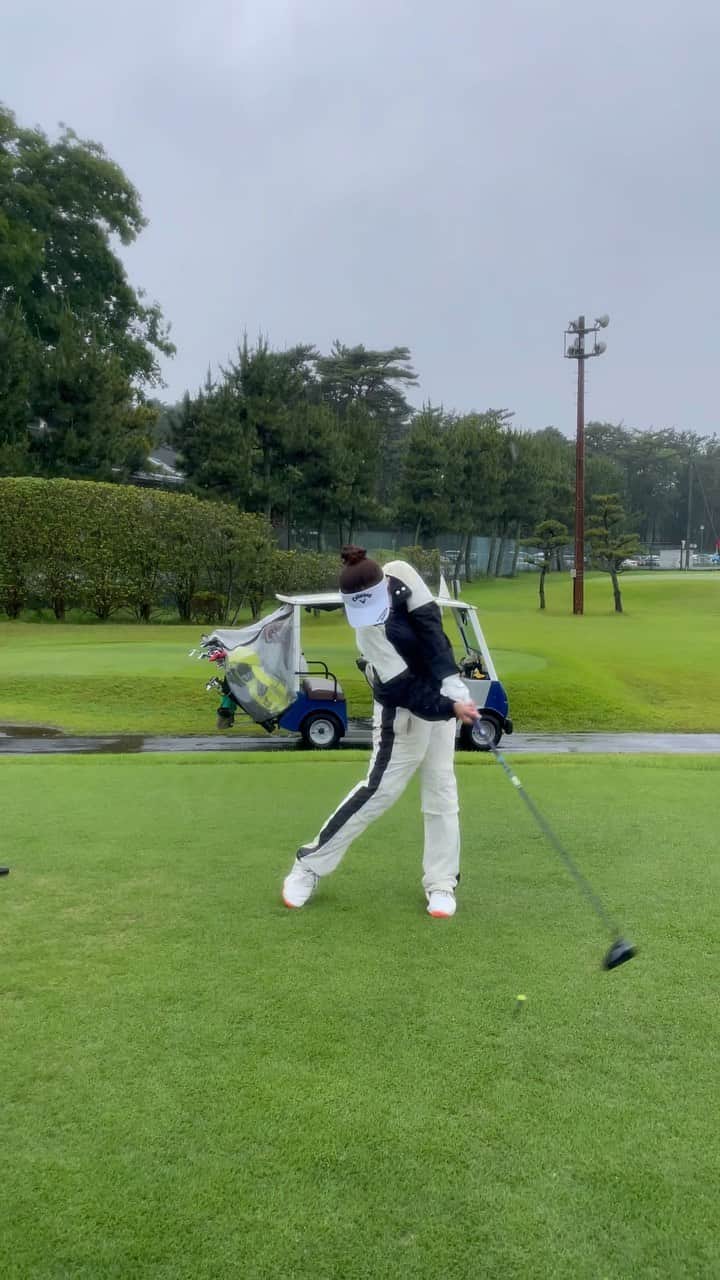 のインスタグラム：「雨の日のゴルフ☔️⛳️ ・リズムが崩れないようにすることを意識して打つ🫡 ・グリップが濡れて滑るからなるべくコンパクトなスイング ・体の回転で打つようにする🫣 ・飛ばないから1クラブあげて打つ🫶  あとは気合い❤️‍🔥 そして何事も楽しむ気持ち😊✌️  レインウェア多分高校生か、大学生から変えてない🤣 そろそろ変えよっかなぁ🫣 . #ゴルフ #ゴルフ女子 #ゴルフ男子 #スポーツ女子 # #golf #golfing #golfer #golfwear #ゴルフウェア #ゴルフコーデ #YouTube #골프 #골프여자 #高尔夫  #instagolf #ゴルフ好きな人と繋がりたい」