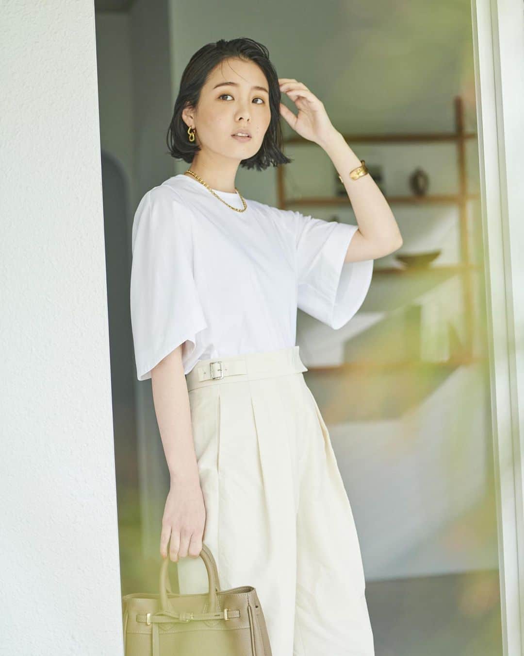 ロペのインスタグラム：「ROPÉ好きのライター高橋夏果さんが選ぶ  「夏に向けて本当に欲しいもの7選」 ⁡ “知的な品”が欲しくなる、夏。 まさに、ロペが叶えてくれるんです。   週1度は店舗でロペのアイテムをチェックしているという、ロペ好きライターの高橋さん。 女性誌などでライターとして活躍するだけでなく、プライベートでは6歳の女の子と3歳の男の子を育てるママ。 ファッション目線だけでなく、母目線を交えて、この夏、ロペで本当に欲しいものを伺いました。 ⁡ J'aDoRe JUN ONLINEでご購入いただけます。 ⁡ ⁡ ⁡ @ayaka8880 @rope_jp @jadorejunonline #通勤コーデ #オフィスカジュアル #ママコーデ #大人カジュアル #リラックスコーデ #夏コーデ #夏カラー #ロペ #ROPÉ #ropejp」