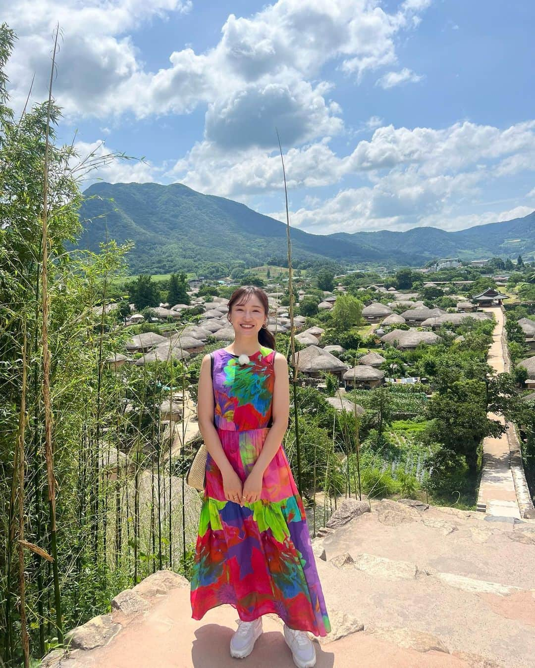 森川侑美のインスタグラム：「☀️ サンテレビにて7/23(日)13:00-放送の 韓国スンチョン旅ロケ真っ只中🛖🦜  2023順天湾国際庭園博覧会が行われている 今!大注目のスンチョン🌏 魅力溢れるスンチョンをお伝えすべく 全力でリポートしています✨  その一部を公開✨ 第一弾です、どうぞ☺️  衣装 @desigual 心斎橋店より🌺thanks😆  #韓国#順天#楽安邑城民俗村#韓国ドラマ撮影地#夜市#カンジャンケジャン#韓牛#한국#순천#낙안읍성민속촌#드라마촬영지#야시장#고양이」