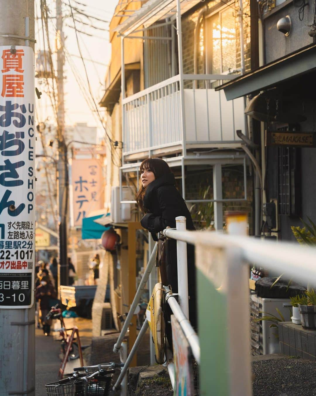 土山茜のインスタグラム：「君だけを連れて行くよ 夕暮れのたもとまで  夕暮れのたもと/秦基博  #portraitphotography #ポートレート #作品撮り　#jp_portrait部　#ポートレート好きな人と繋がりたい　 #照片 #攝影 #拍攝 #寫真 #攝影日記 #人像攝影 #拍照 #人像摄影 #攝影日常　　#フィルムライク #ノスタルジーな瞬間を　#エモい写真　 #夕焼け  #お写ん歩 #japanese #japan #photography #photo #mirrorless #portrait  #谷中銀座  #谷中銀座商店街  #谷根千散歩  #谷根千  #夕暮れの風景」