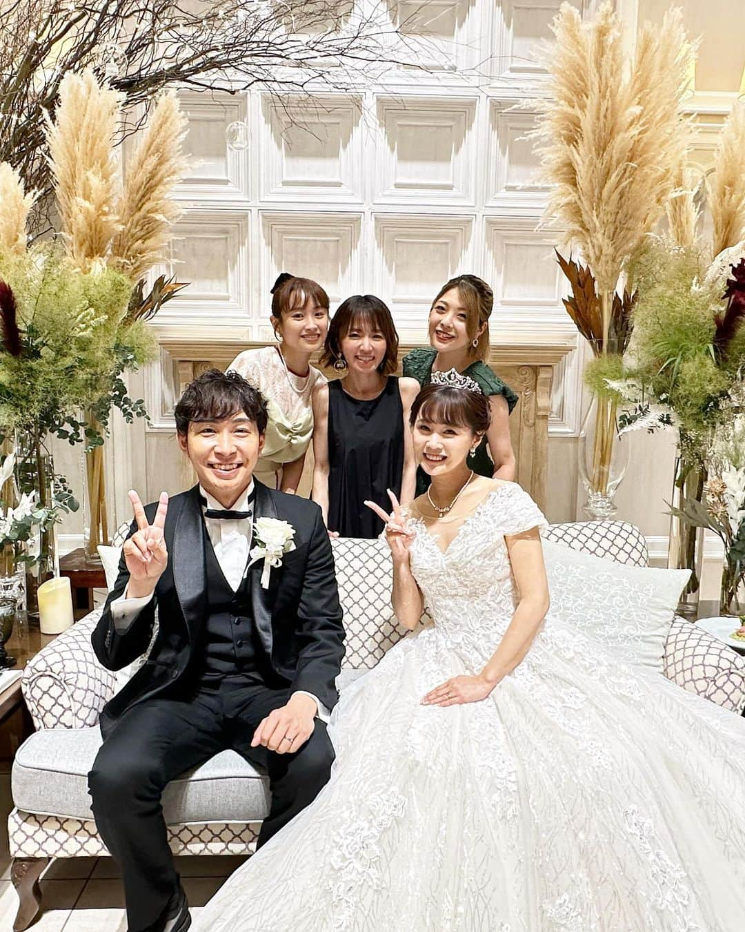 高橋愛さんのインスタグラム写真 - (高橋愛Instagram)「👰🏻‍♀️🤵🏻💓✨  大好きな同期の結婚式💒  はぁ、幸せ！  @yasutagram0316 さん @risa_risa_risadayo   末永〜く お幸せにっっ🥂✨  家族をとってもとっても大切にしている ガキさん その大切な家族を 丸ごと包み込んでくれる ヤスタケさんと これからも幸せな家庭を作っていく その過程をのぞかせていただいているような そんな幸せな空間でした🙏🏻💓  結婚って、いーね！」6月23日 19時20分 - i_am_takahashi