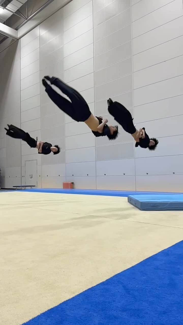 のインスタグラム：「何回捻ってるでしょう？🤸‍♂️ #佐藤三兄弟 #一卵性 #三つ子 #アクロバット #男子新体操 #triplets #acrobat #rhythmicgymnastics」