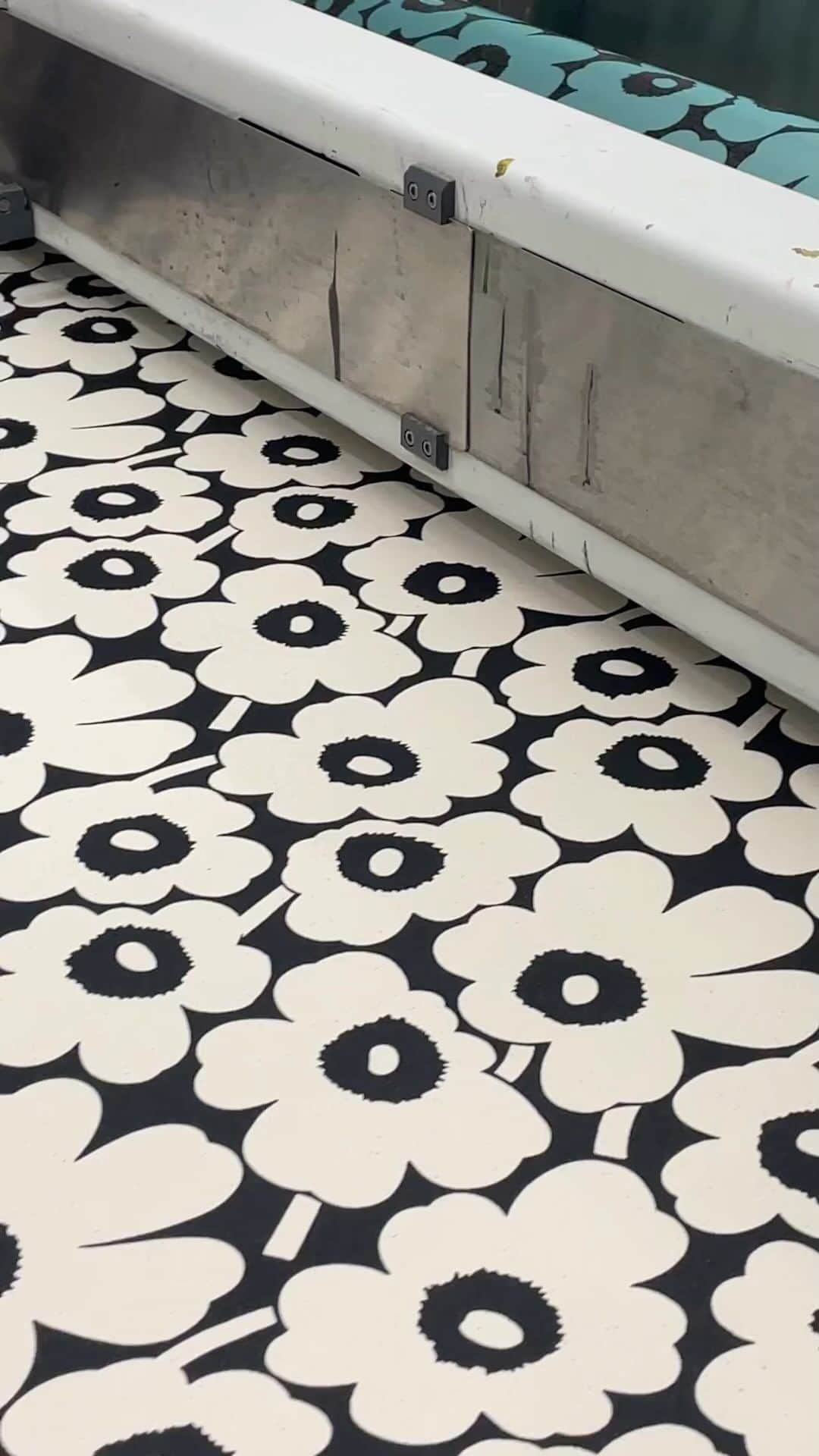 マリメッコのインスタグラム：「Unikko hypnosis! 😍 Can you count how many freshly printed Unikko (poppy) flowers come to life on our unbleached organic cotton?  Explore bag arrivals at marimekko.com. #marimekko #unikko」