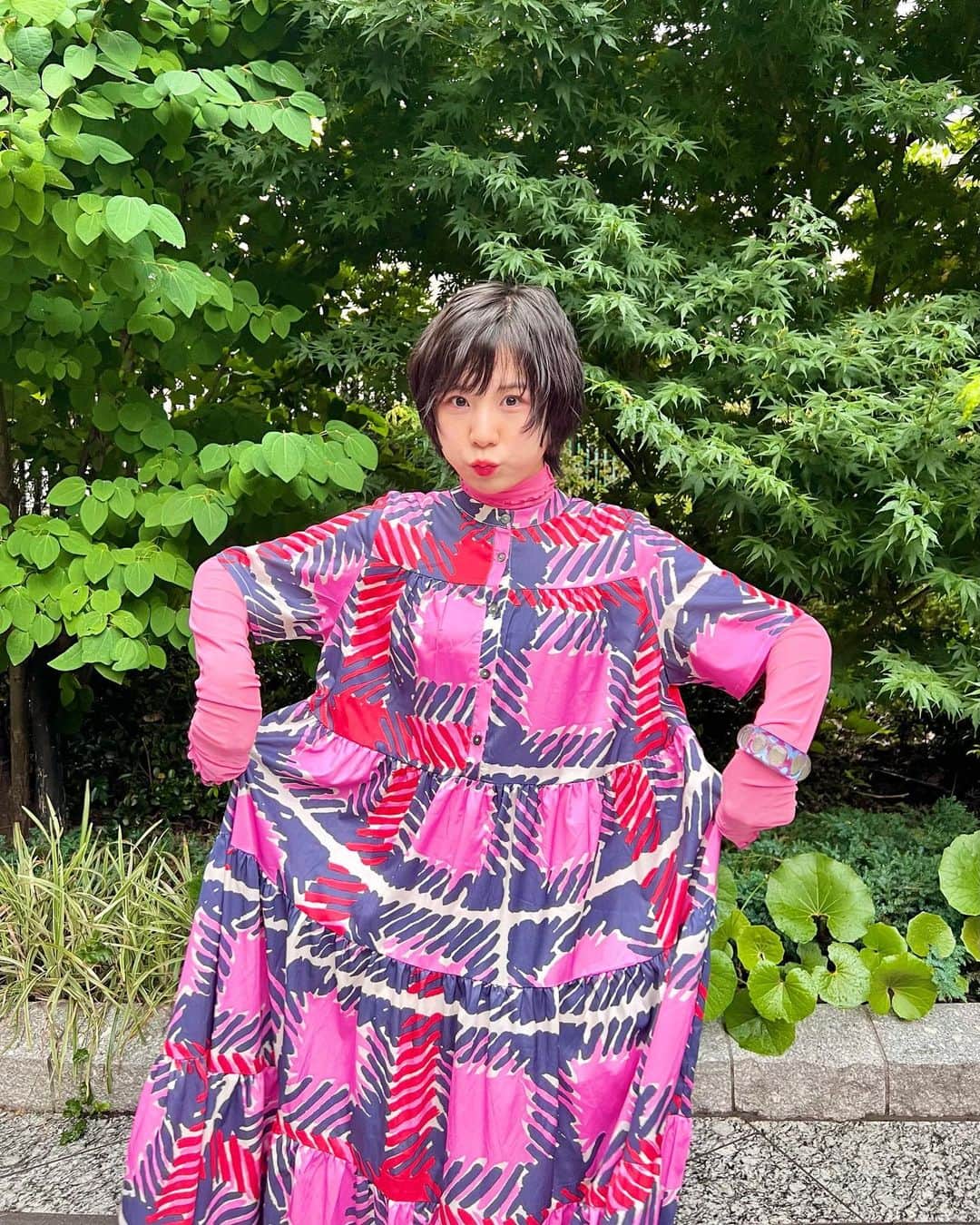 光永のインスタグラム：「ド派手なピンクコーデ🌺ニューヘア👦🏻 生地いっぱい使ったシルエットと大胆な柄に一目惚れした🥹🩷 真っ白スニーカーでカジュアルダウン。 あと散髪した💈ウルフは継続で、顔周りレイヤー入れてもらった👦🏻🫶🏻 @___arisa___0 さんおおきにですぅ🧢🚲🩵 ㅤㅤㅤㅤㅤㅤㅤㅤㅤㅤㅤㅤ ワンピース：#mananasuerte  シアートップス：#each スニーカー：#ugg バングル：#ienalaboucle  ㅤㅤㅤㅤㅤㅤㅤㅤㅤㅤㅤㅤ #ootd #ショートヘアアレンジ #ウルフショート #ショートウルフ #ピンクコーデ #ブルベ冬コーデ #骨格ナチュラルコーデ #レイヤードコーデ #スタイル写真 #レイヤーショート」