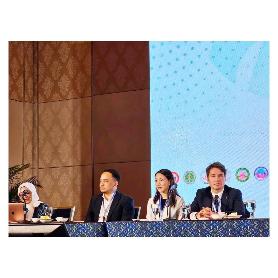 西川礼華のインスタグラム：「バリで開催されたThe 3rd International Scientific Meeting on Cosmetic Dermatology (ISCoD) 2023に招待いただき、1演題発表とメーカーズシンポジウムの登壇がありました。Recent Updates on RF and  exosomesのセッションでした😊 ニードルRFの治療について発表し、総論から各論まで網羅的に話しました。 今月前半は国際学会2つあり、診療枠が少なく申し訳ありませんでした。  #バリ　#sylfirmx #シルファームx #shonanbeautyclinic #学会発表 #ISCOD #ISLMS」