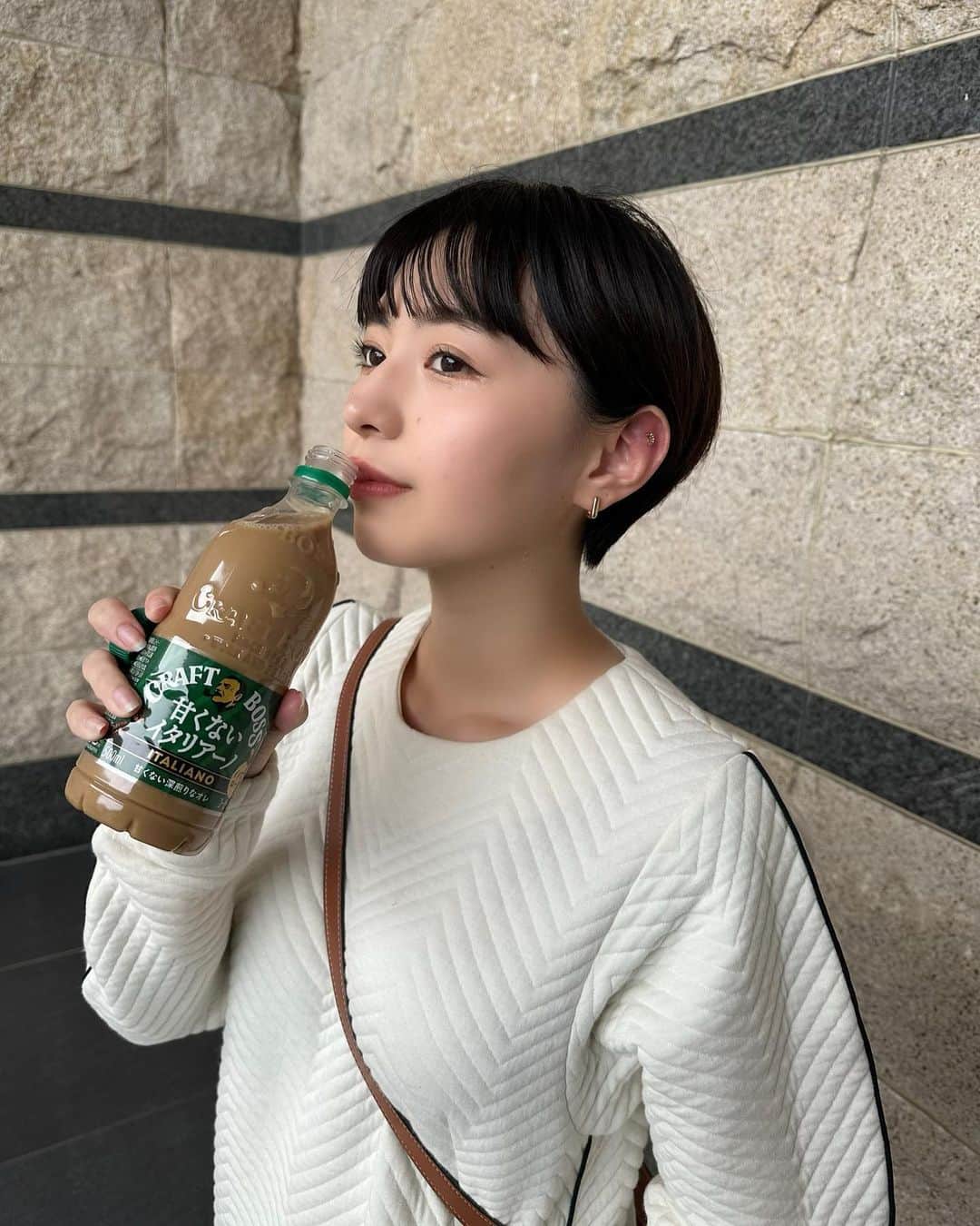 MIORIさんのインスタグラム写真 - (MIORIInstagram)「すっごく好みのカフェラテ発見！👀  カフェで飲むような贅沢な味💖 甘くないからごくごく飲んじゃう☕️ コーヒーとミルク感がしっかりあるの🫶  ぶらぶらお散歩する時はいつもテイクアウトのラテだけど、 気軽に買えるこっちもいいかも🙆‍♀️  ☑︎サントリー クラフトボス 甘くないイタリアーノ ▷ @suntry_jp  #PR #クラフトボス #甘くないイタリアーノ#カフェラテ」6月23日 19時16分 - __mk.31__