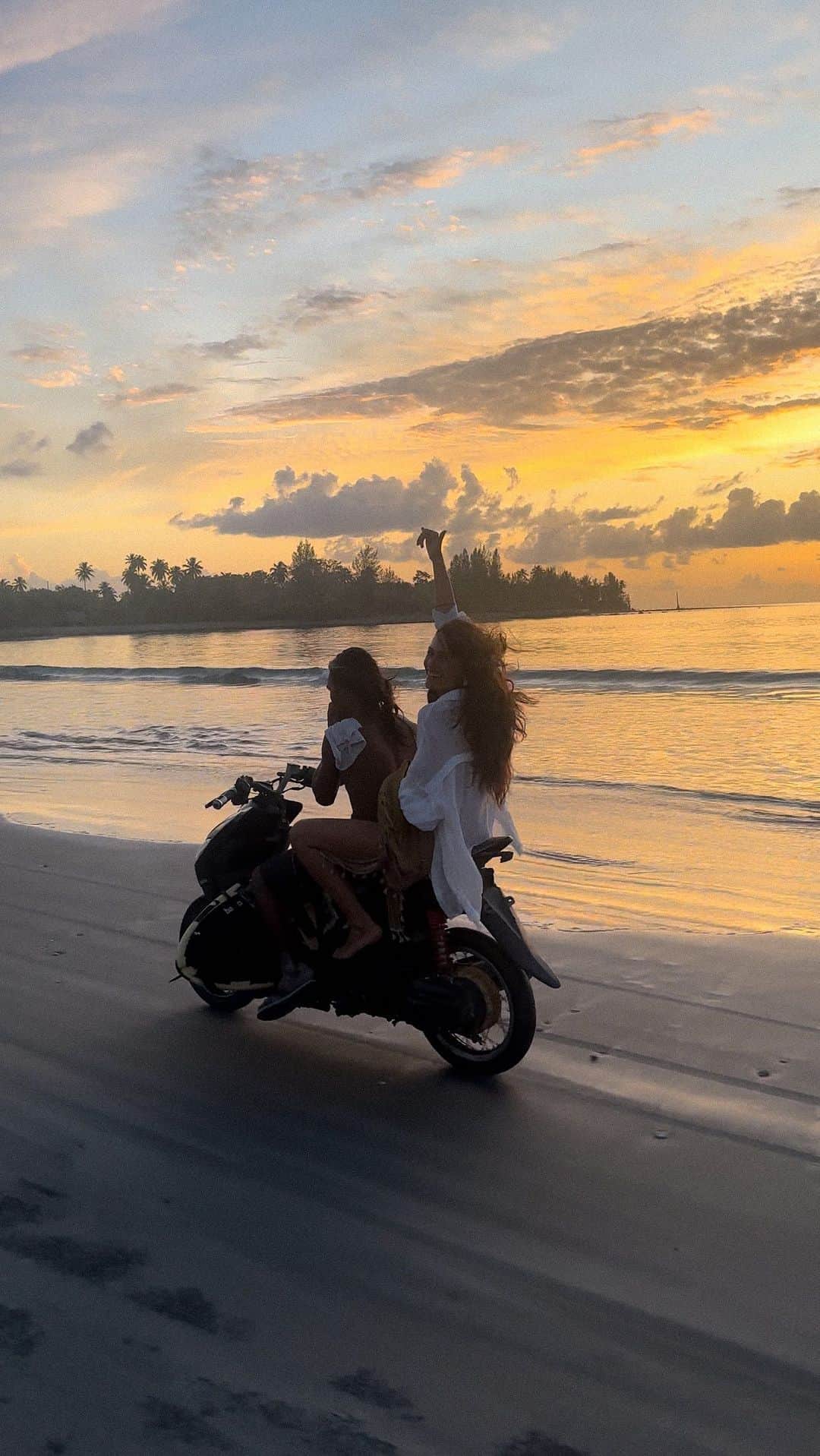 Jessicaのインスタグラム：「Our nights on shining scooter 🤣 @rafaelabmaia we got stranded on this really big beach and they gave us a ride!  #mentawai #mentawaiislands #sunset #scooter #scooterride #islandscooter #beach」