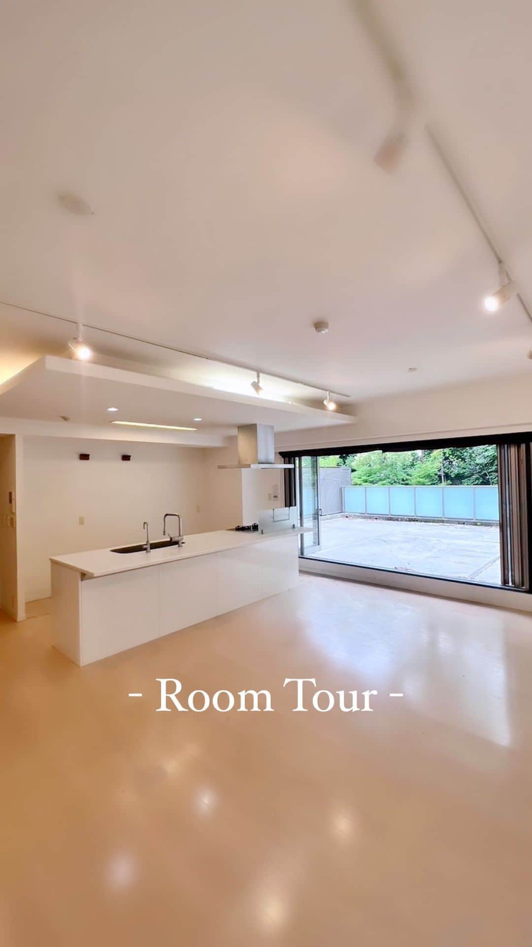 のインスタグラム：「Room tour of our home for 6years🏠 6年暮らした我が家とお別れしました🌿 夫婦と1匹の暮らしから、子供たち2人の誕生と成長を見守ってきた家族にとって大切な場所。  記録に退去日ルームツアーを🎬♪ クリーニング前でフローリングや壁が汚いのはご愛嬌で🤭  ブログではこの家での思い出を振り返ってみました📷 最高の6年をありがとう🙏🏼  #ルームツアー #東京マンション #ループバルコニー #緑の見える家」