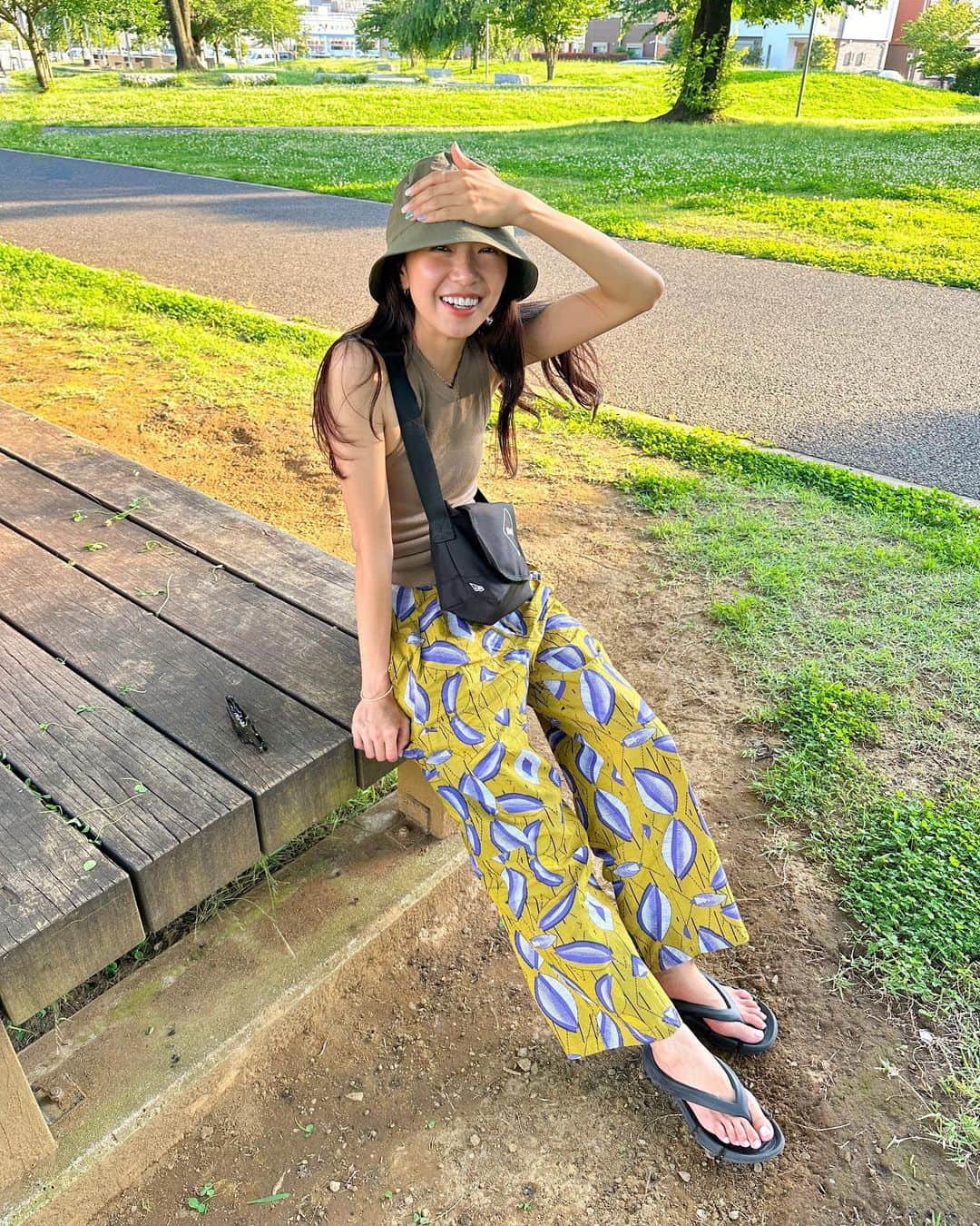 のインスタグラム：「週末服🌞 👩🏽‍🌾真夏日 ハット #neemee タンク #todayful パンツ #sara_mallika  サンダル #balenciaga   🐒少し涼しかった日 トップス #mediam パンツ #searoomlynn サンダル #caban  バッグ #fcrbristol  #知久カジ」