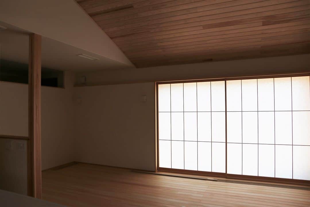 knowledgelifeさんのインスタグラム写真 - (knowledgelifeInstagram)「勾配天井に障子建具や北欧照明・間接照明で、すっきりとした和の住まい。 日本の家ならではの要素をシンプルに取り入れ、 丁寧に仕上げた職人の技を感じます。 家のどこにいても落ち着く平屋が完成しました。  こちらの住まいの完成見学会を 7/1(土)2(日)8(土)9(日)に開催いたします。  現在ご予約を受付中🕊 ナレッジライフHPからお申込みください。 @knowledgelife_niigata  #平屋 #平屋の家 #平屋住宅 #木の家 #自然素材の家 #和モダン #障子のある家 #長岡市 #新潟の家づくり #暮らしを楽しむ #ナレッジライフ」6月23日 19時29分 - knowledgelife_niigata