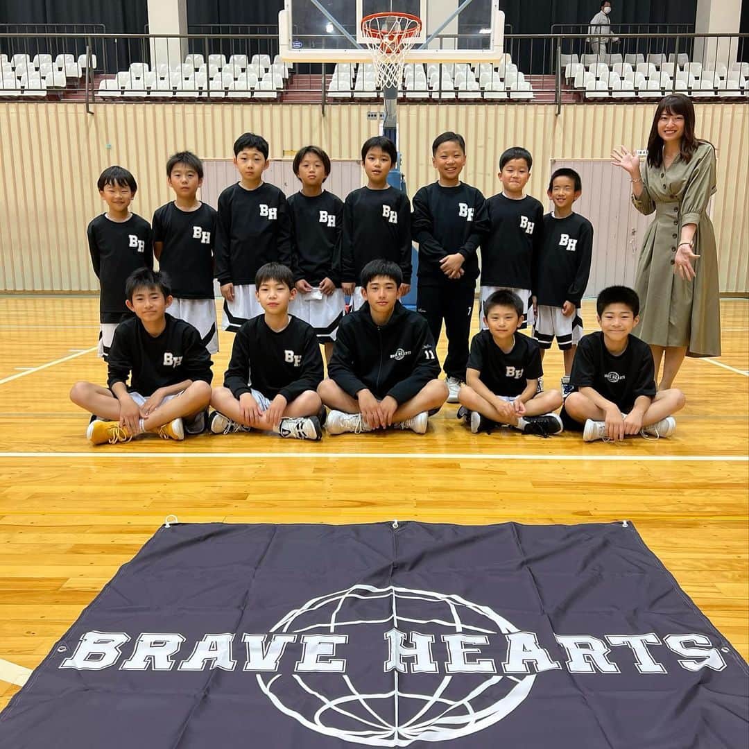北川楓夏さんのインスタグラム写真 - (北川楓夏Instagram)「横手に拠点を置くバスケットチームBrave Hearts🏀 U-12、U-15のチームがあります。  この1年間Brave Heartsの宣伝隊長を務めることになりました！🔥 とはいえ、バスケど素人なわたし。 技術のことはあまりわかりませんので、選手たちをSNSやメディアを通して応援していきます！  ( @ybh_bravehearts )  先日もBrave hearts(以下BH)主催の小学生のカップ戦、超人オリンピックにおじゃましてきましたが、みんな上手い！！ 小学生とは思えない小技を使うような選手もいて。 身長だって6年生だと私より大きかったです🥹ﾋﾟｪ 秋田のバスケレベルの高さを感じました。  たくさんの大人の皆さんに支えられてこうしてバスケットができているということを子供達には忘れないでほしいなぁ😌 コーチ、運営スタッフ、スポンサーさん、お父さんお母さん 「ありがとう」と言葉にするのが一番ですが、なかなか口に出せないときもあるかもしれません。 でも心に思っていればそれが態度や表情に出ます。 常に感謝の気持ちを忘れずに楽しんでプレイしてもらいたいですね✨  U-15卒の子達は県外の名だたる有名校に進学していってるみたい。(願わくば秋田で！！) でもそんな未来ある選手たちを傍で見守っていきたいと思います！ みなさんもぜひBHにご注目ください👀✨  ちなみに今週末から7/2まで横手で開催される 「横手市夏季大会」(増田体育館) 7/2(日)の準決勝&決勝は私も会場に観に行きますので、インスタで随時発信いたします。一緒に応援しましょう🔥  #akita #秋田 #バスケット #横手 #yokote #u12 #u15 #bravehearts #ブレイブハーツ #ミニバス #宣伝隊長 #sns班  #スポンサー #サンコーホーム #kirinの木 #egami #takaフィジカルステーション #赤兎馬 #モリモト #noodleshopseven #doppiocoffee #村岡電業者 #仁喜 #rapport #ravansara #spurt #ユーグレナ #beinbein」6月23日 19時24分 - fuka.kitagawa