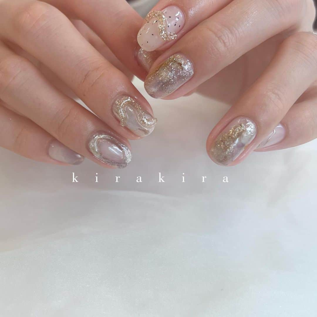 sapporo nail 【 Aster 】のインスタグラム：「⁡ ⁡ kirakiraで おまかせ🫧✨ アバウトなorderも大歓迎です😉 ⁡ 淡色で夏っぽく 💫！ 奥行き感もプラスしてこだわりデザイン🫨  オフ込み75min ⁡ ⁡ ________________________ ⁡ ⁡ ⁡ ⁡ ●ジェルの持ちが悪い ●爪が折れやすい ●爪を削られすぎたことがある ●マシンが怖い ●理想の形やデザインにならなかったことがある ⁡ ⁡ ↑お悩みの方はぜひ一度お任せください◎ ⁡ 『厚塗りすれば折れない』は×です👀 正しいフォルムとジェルの選定で お客様それぞれに合った理想の強度とキレイな見た目に整えます。 ⁡ ⁡ ⁡ ⁡ ⁡ _______________________________ ⁡ ⁡ #札幌ネイルサロンアトリエリベルテ #札幌ネイルサロン #ニュアンスネイル #フットネイル #巻き爪 #巻き爪ケア #札幌巻き爪 #夏ネイル #ミラーネイル  ⁡ ⁡ ⁡ ＿＿＿＿＿＿＿＿＿＿＿＿＿＿＿＿＿＿＿＿ ⁡ atelier Libertéはスタッフそれぞれがサロンの1席を借りてオーナーとして営業している新しいstyleのネイルサロンです。 ⁡ 使用素材や得意とするアートのタッチはスタッフにより異なります。 各スタッフのアカウントで、アートの雰囲気を見てご指名でのご予約もおススメです🪄 ⁡ ⁡ yukina→@atelier_liberte_yukina  akari→@atelier_liberte_akari sakko→@atelier_liberte_sakko rena→ @atelier_liberte_rena ayuzu→ @atelier_liberte_ayuzu ⁡ ⁡ ●前日キャンセルはお席代として1500円/当日キャンセルは2,000円(無断の場合は3,000円)次回ご来店時にご請求させていただきます。(seina指名の場合、予約コース最低料金となります。例ハンド付け替え→7,000 ) ⁡ ⁡ 𝐚𝐭𝐞𝐥𝐢𝐞𝐫 𝐋𝐢𝐛𝐞𝐫𝐭𝐞 ⁡ place: 札幌市中央区南1条西8丁目9 BB1・8ビル2階 ⁡ TEL :  080-4500-8832 ⁡ ⁡」