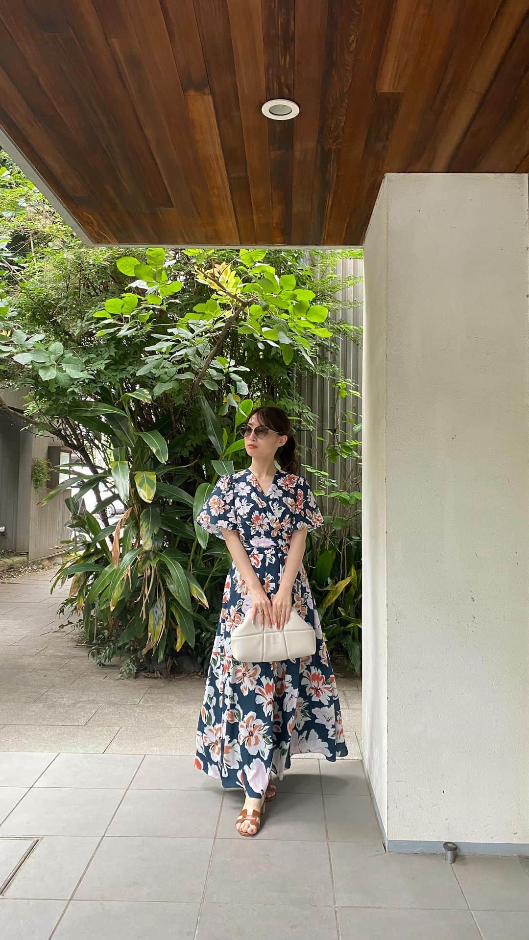 青木育日のインスタグラム：「🌴 ⁡ dress @diagramofficial  #ヴィンテージフラワーワンピース bag @addculumn_official #addculumn shoes @hermes #hermes  ⁡ サラッとしていてシワになりにくい素材だから 涼しくて旅行にもぴったり✈️ 体の気になるパーツは綺麗にカバーできて シルエットもパーフェクトなサマードレス🫶  映える(まだ使って平気そう？笑)夏コーデは #gracecontinental_staff と 公式オンラインストアの スタッフコーディネートをぜひご参考にっ💫 ⁡ ⁡ #ダイアグラム #グレースコンチネンタル #リゾートコーデ #夏ワンピース #大人コーデ #30代コーデ #きれいめカジュアル  #156cm #ワンピースコーデ #旅行コーデ #花柄ワンピース #gracecontinental」