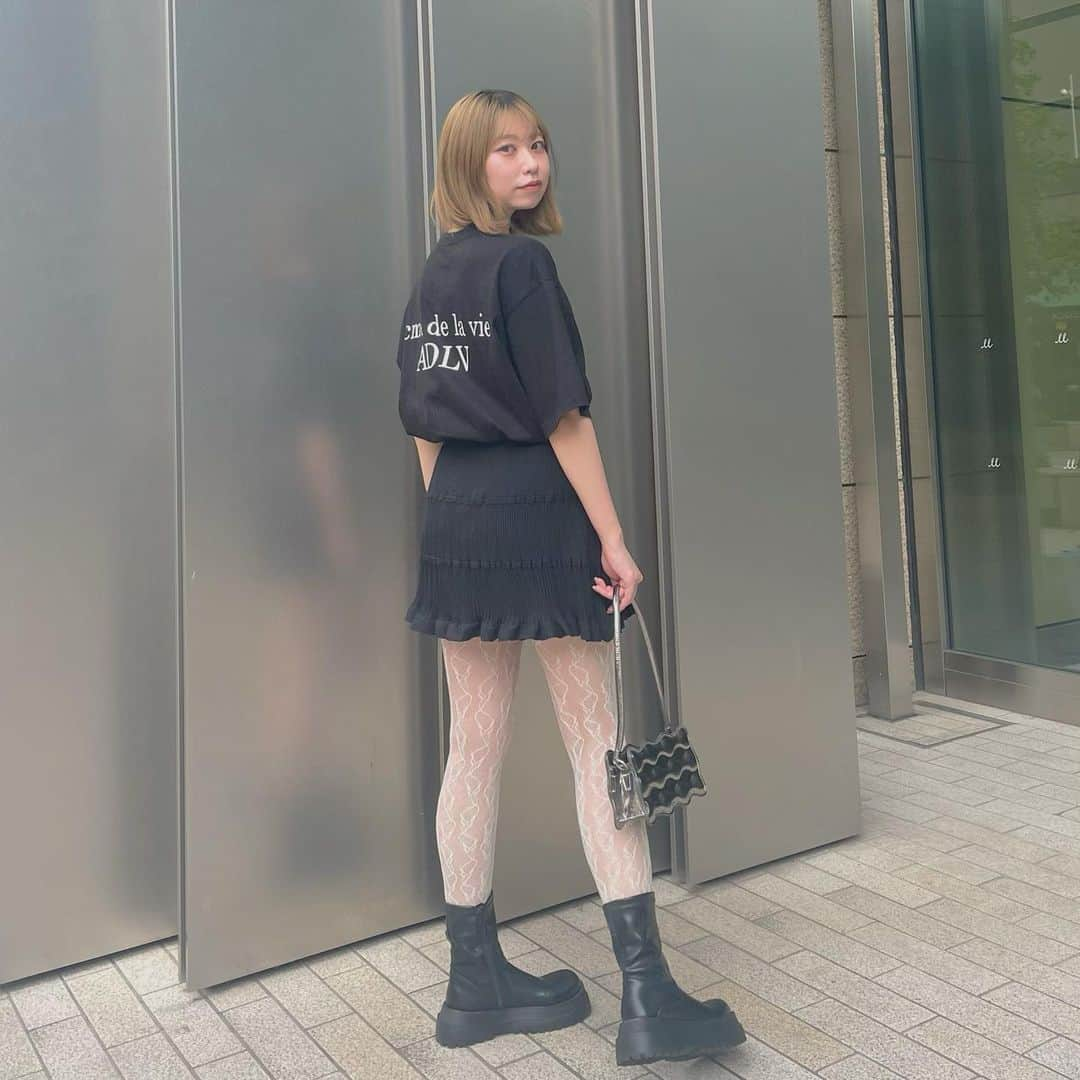 棚瀬響のインスタグラム：「ADLV🖤 ジェニちゃんが白のレースタイツを履いてて履きたくなった日」